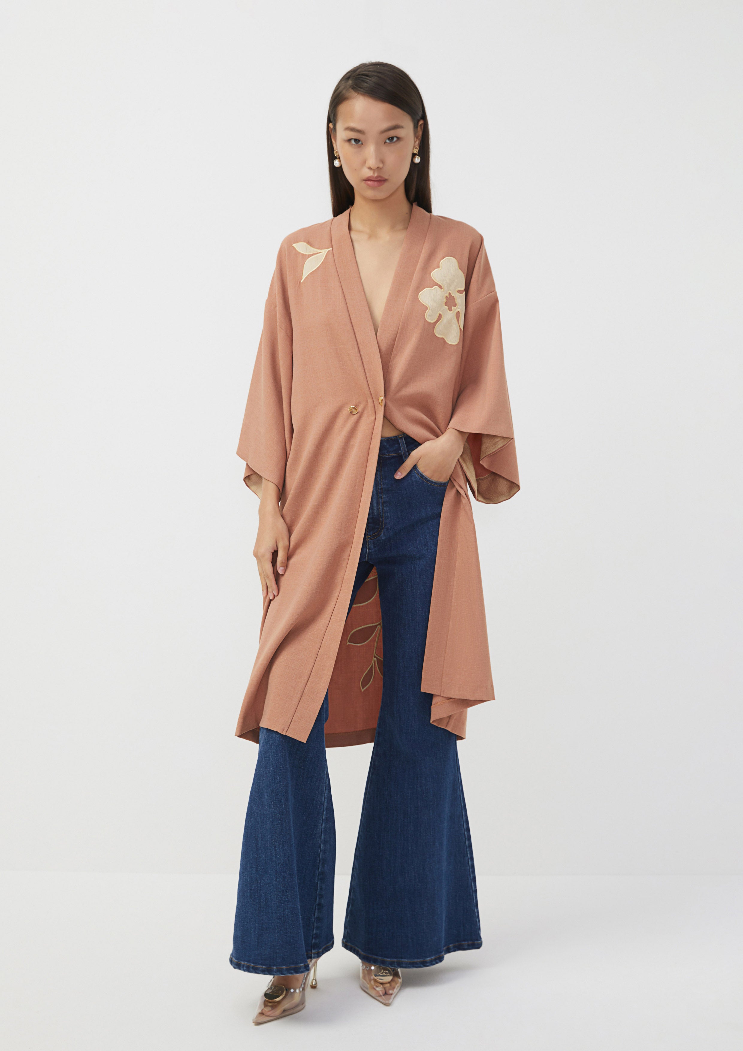 เสื้อคลุม ทรงกิโมโน แต่งลายดอกไม้ Ember Mirage