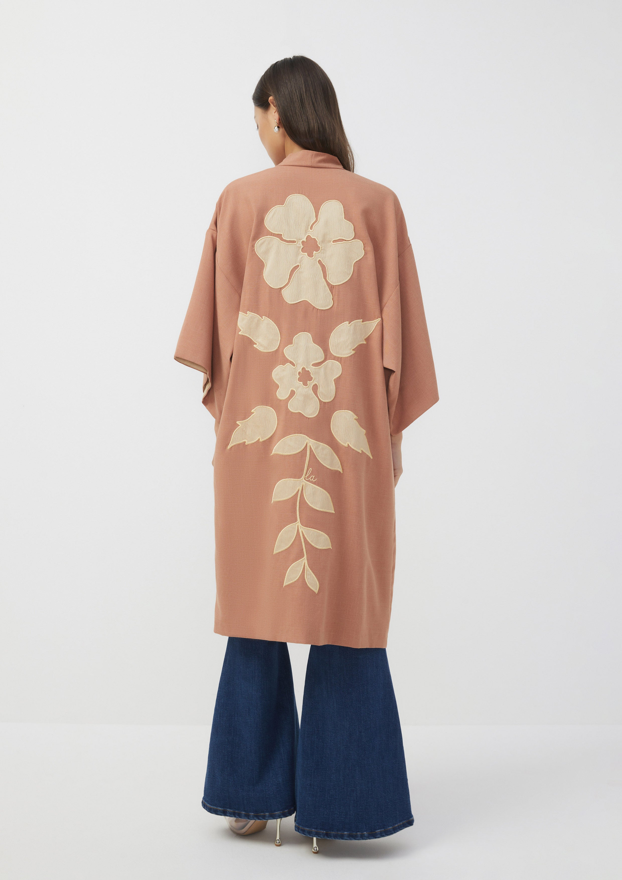เสื้อคลุม ทรงกิโมโน แต่งลายดอกไม้ Ember Mirage