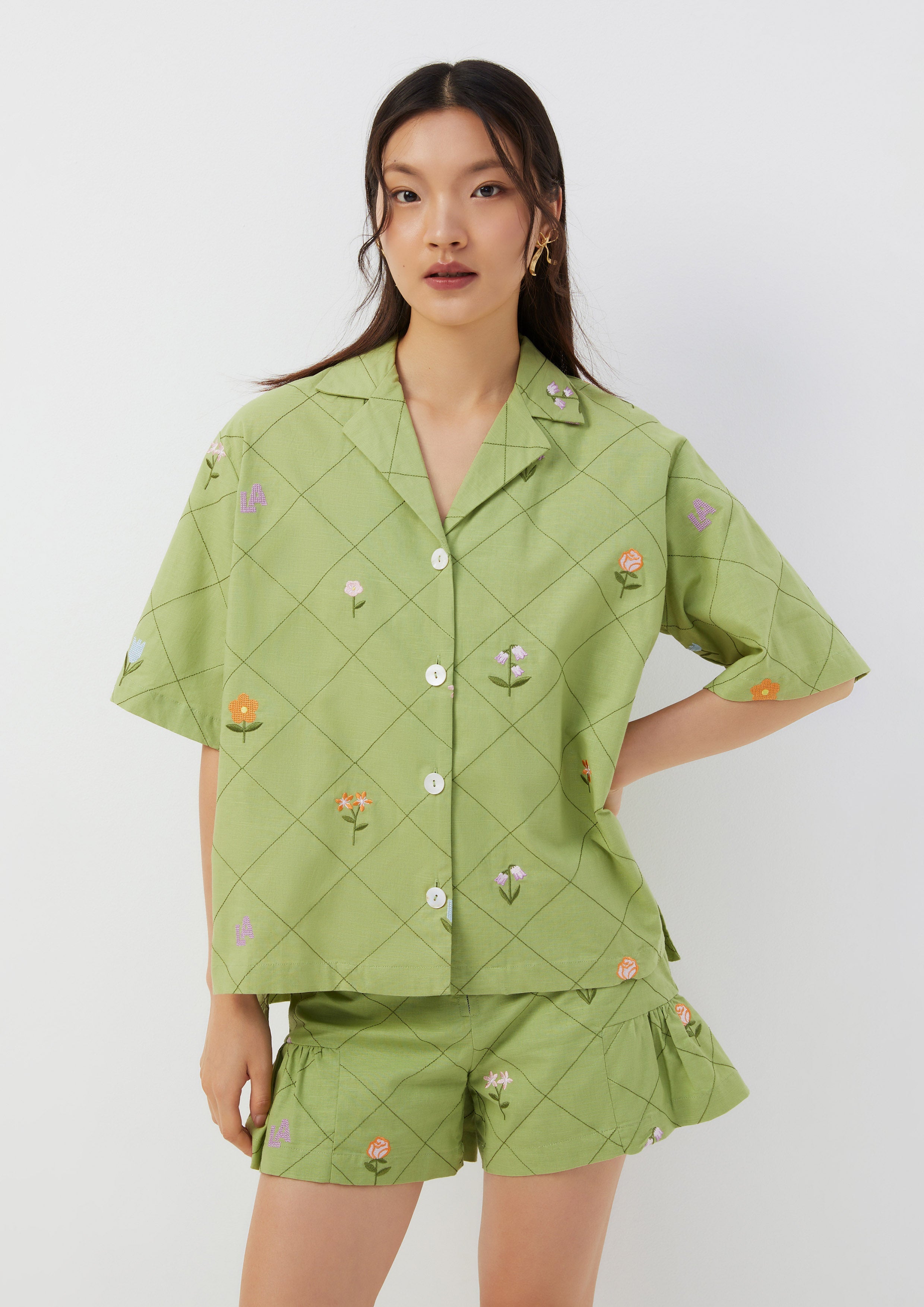 เสื้อเชิ้ต แขนสั้น ปักลายดอกไม้ ทรงโอเวอร์ไซส์ Folk Bloom