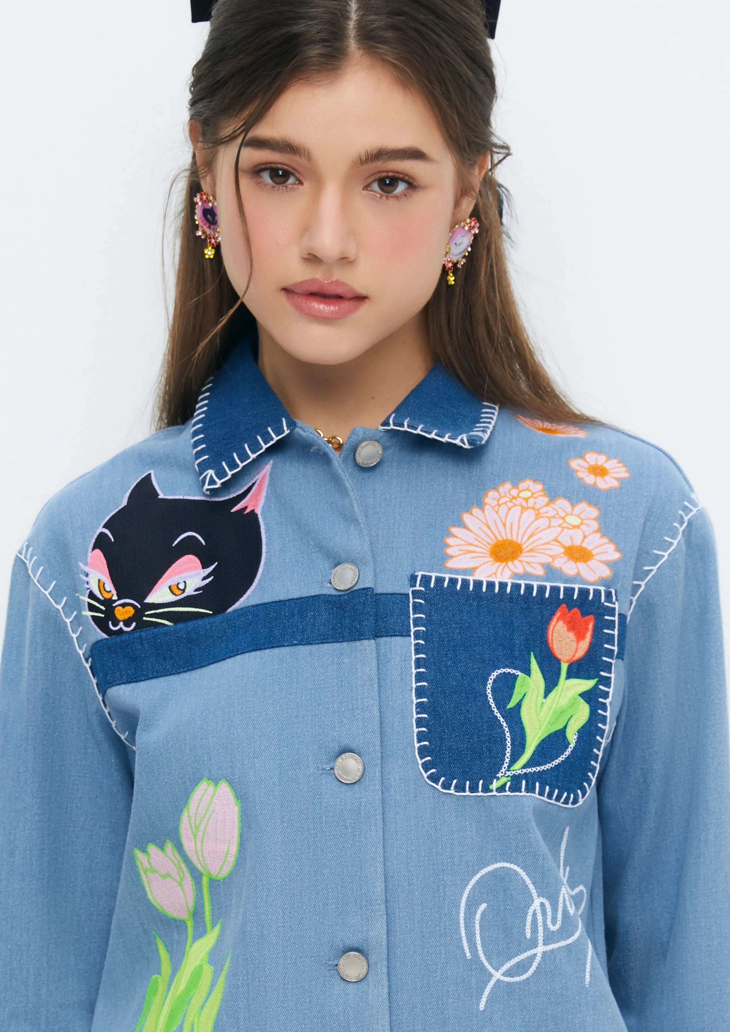 เสื้อแจ็คเก็ตเดนิมปักลาย คอลเลกชัน Quirkquest