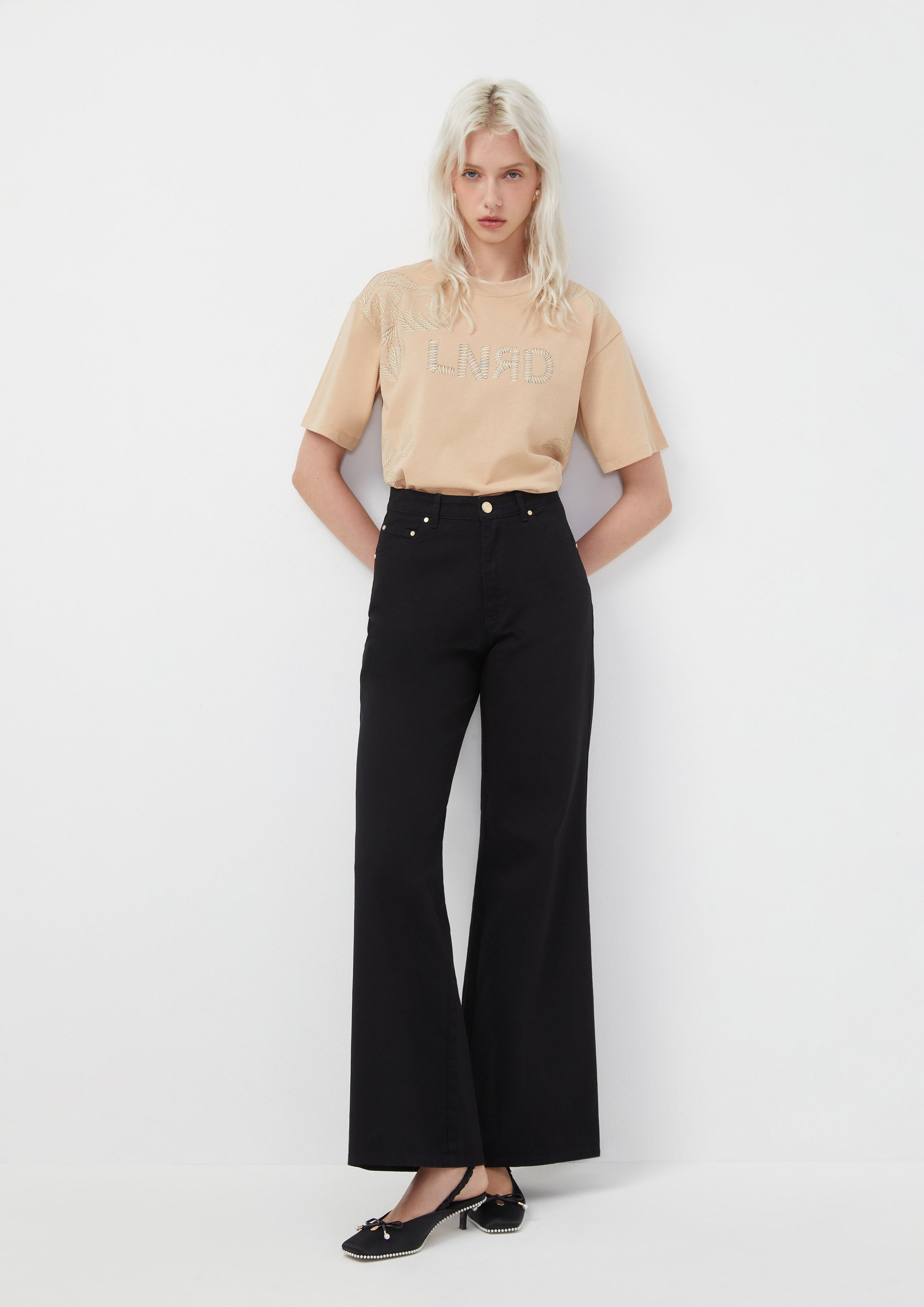 เสื้อยืด ลายดอกไม้ Margot's Summer Field