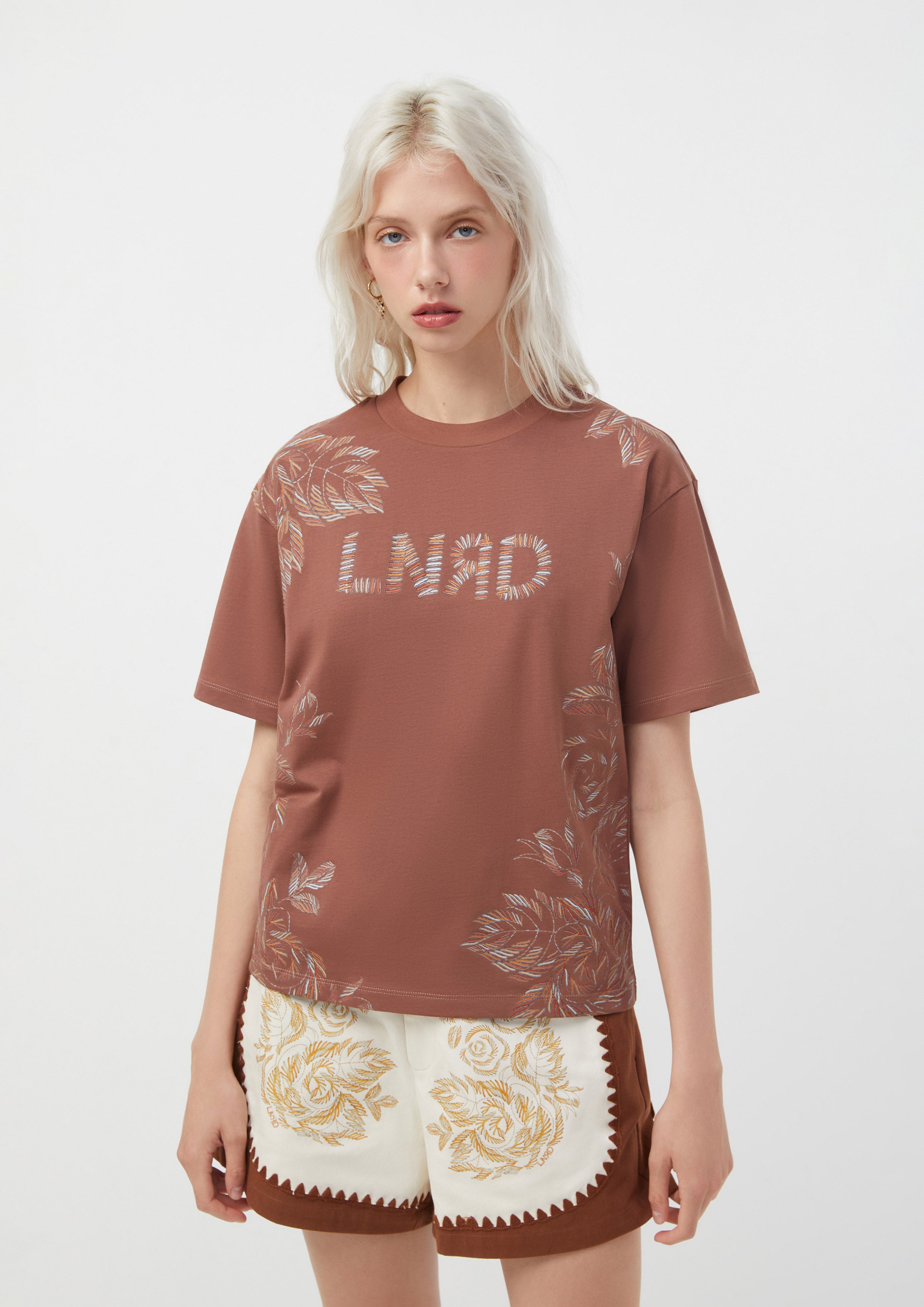 เสื้อยืด ลายดอกไม้ Margot's Summer Field