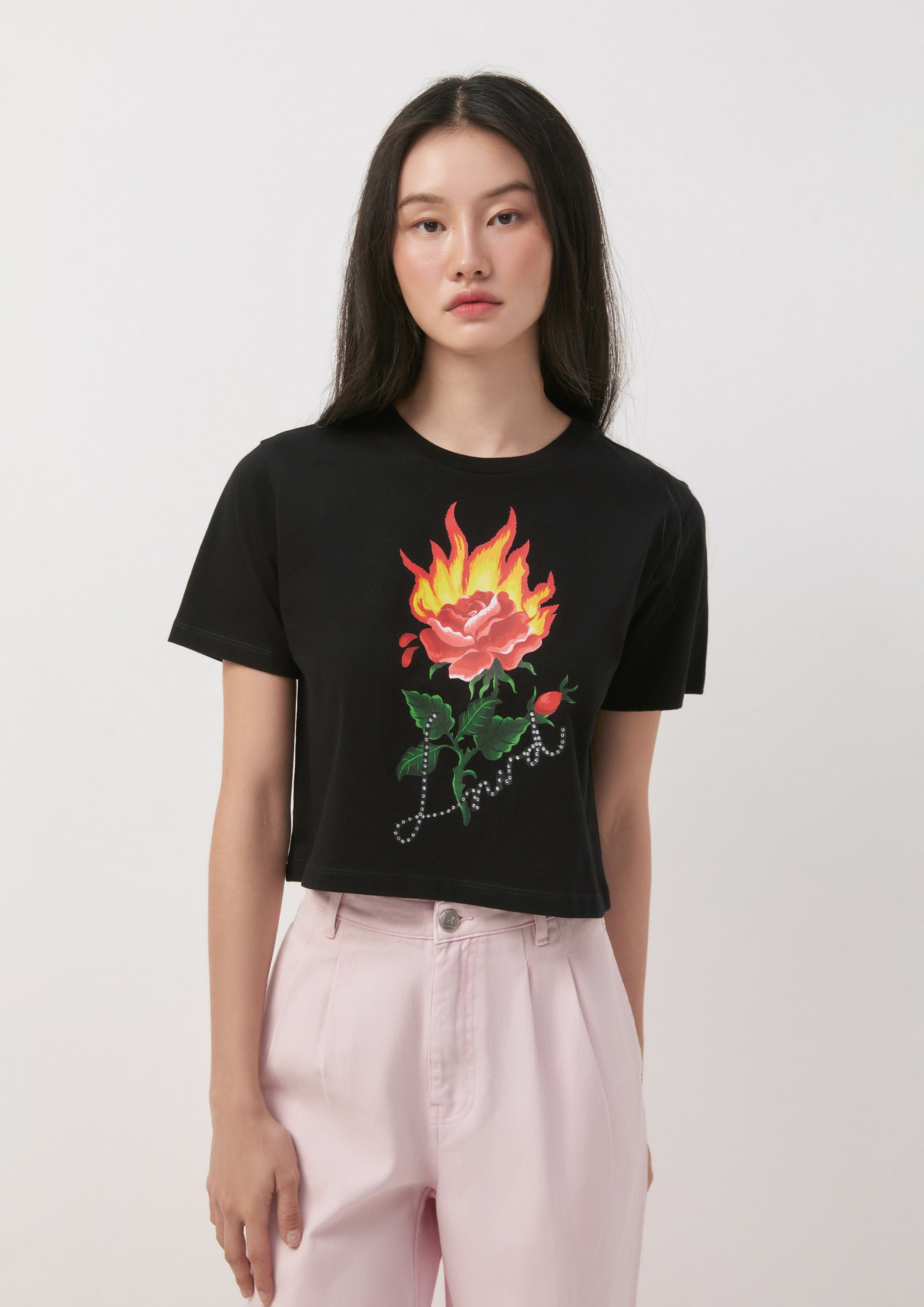 เสื้อยืด ทรงครอป ลายดอกกุหลาบไฟ Dreaming Damsels