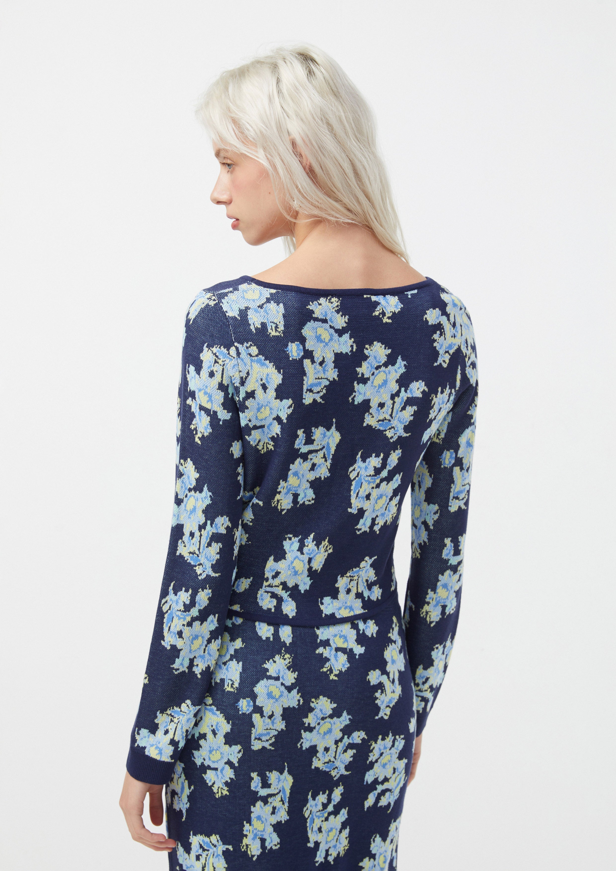 เสื้อ ไหมพรม แต่งคัทเอาท์ ลายดอกไม้ Nomad Spendor