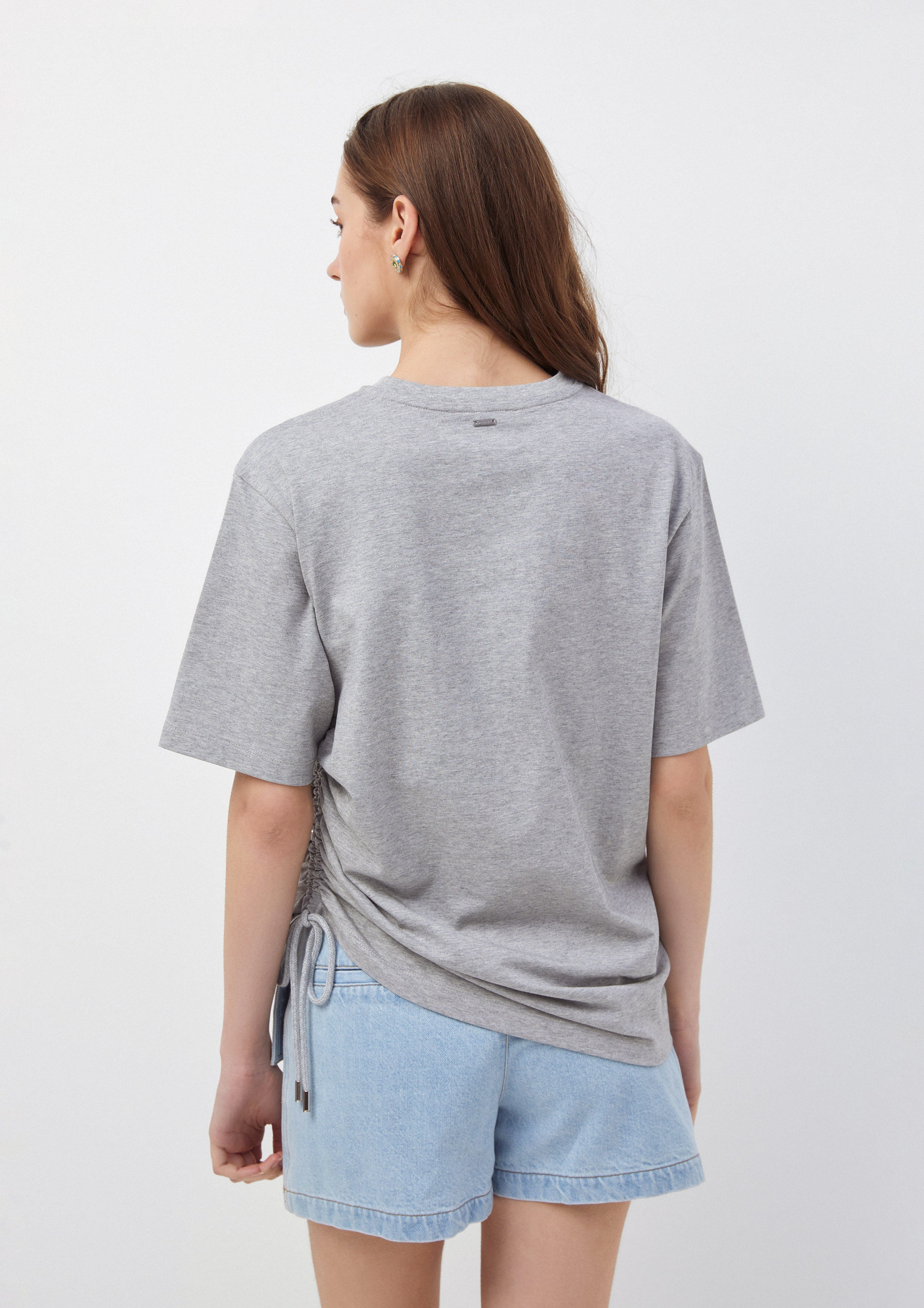 เสื้อยืด แต่งเชือกรูด พิมพ์ลาย Carefree Capture