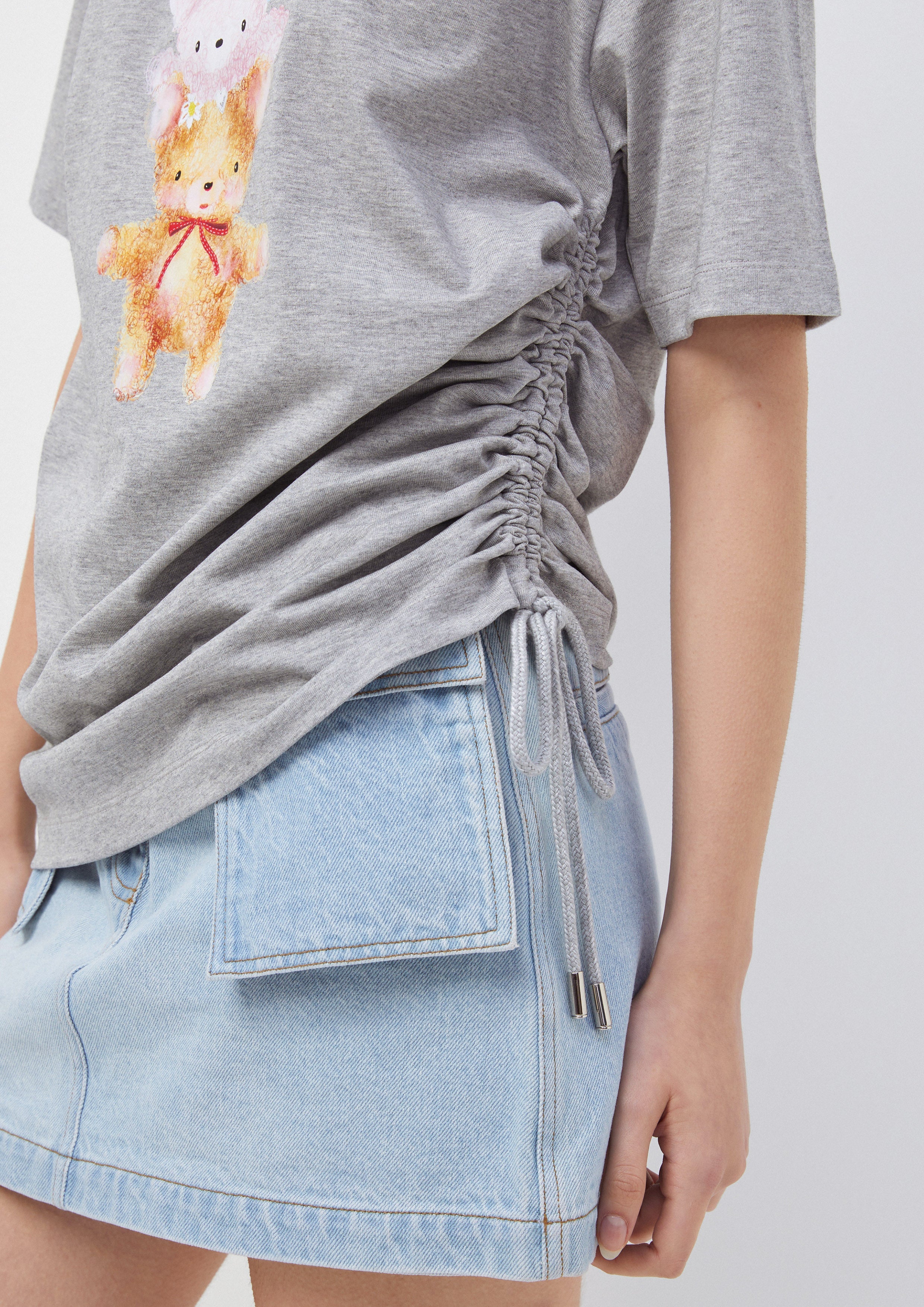 เสื้อยืด แต่งเชือกรูด พิมพ์ลาย Carefree Capture