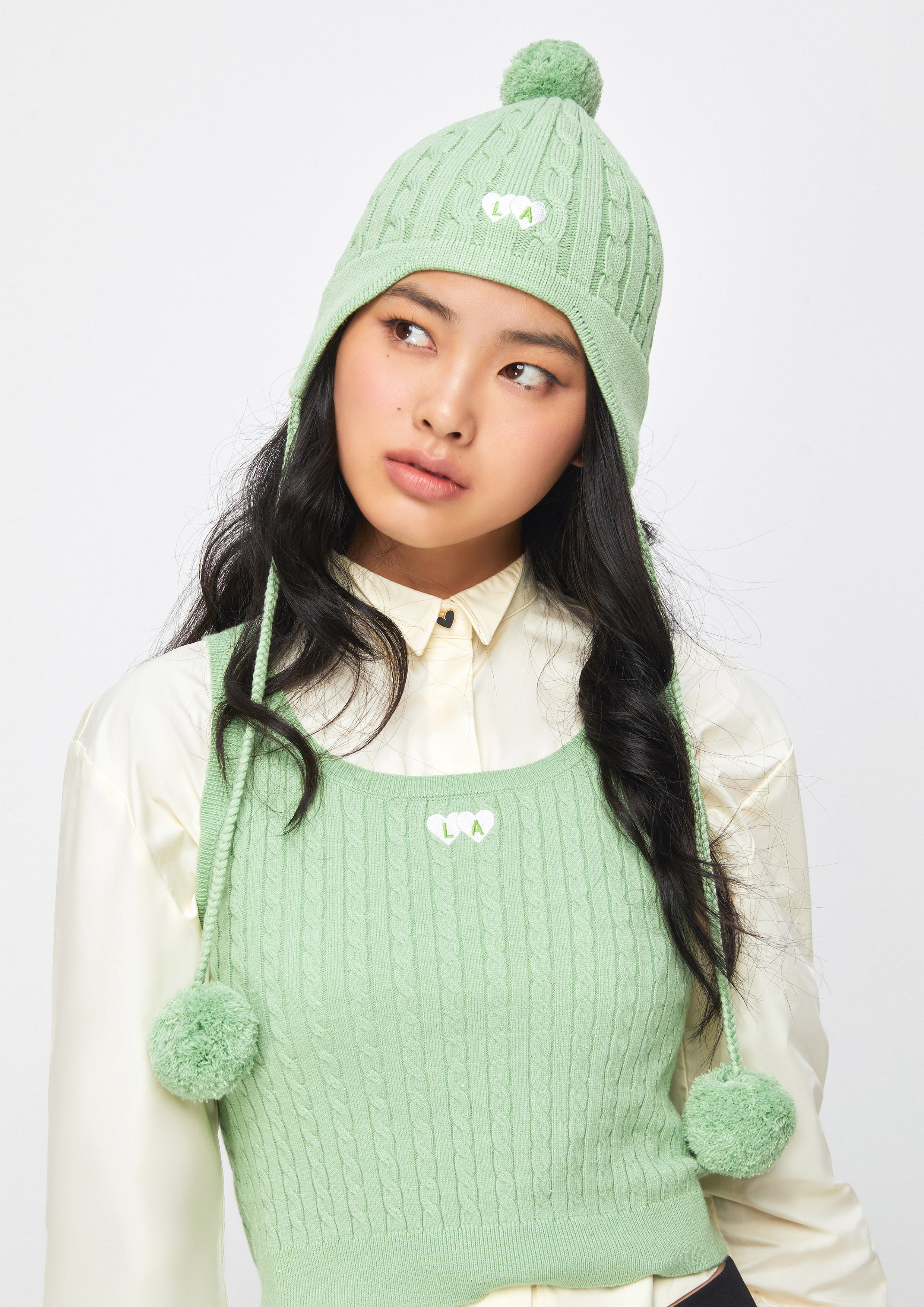 หมวกถักปักโลโก้ตกแต่งสายเชือกลูกบอลเฟอร์ คอลเลกชัน Casual Chic