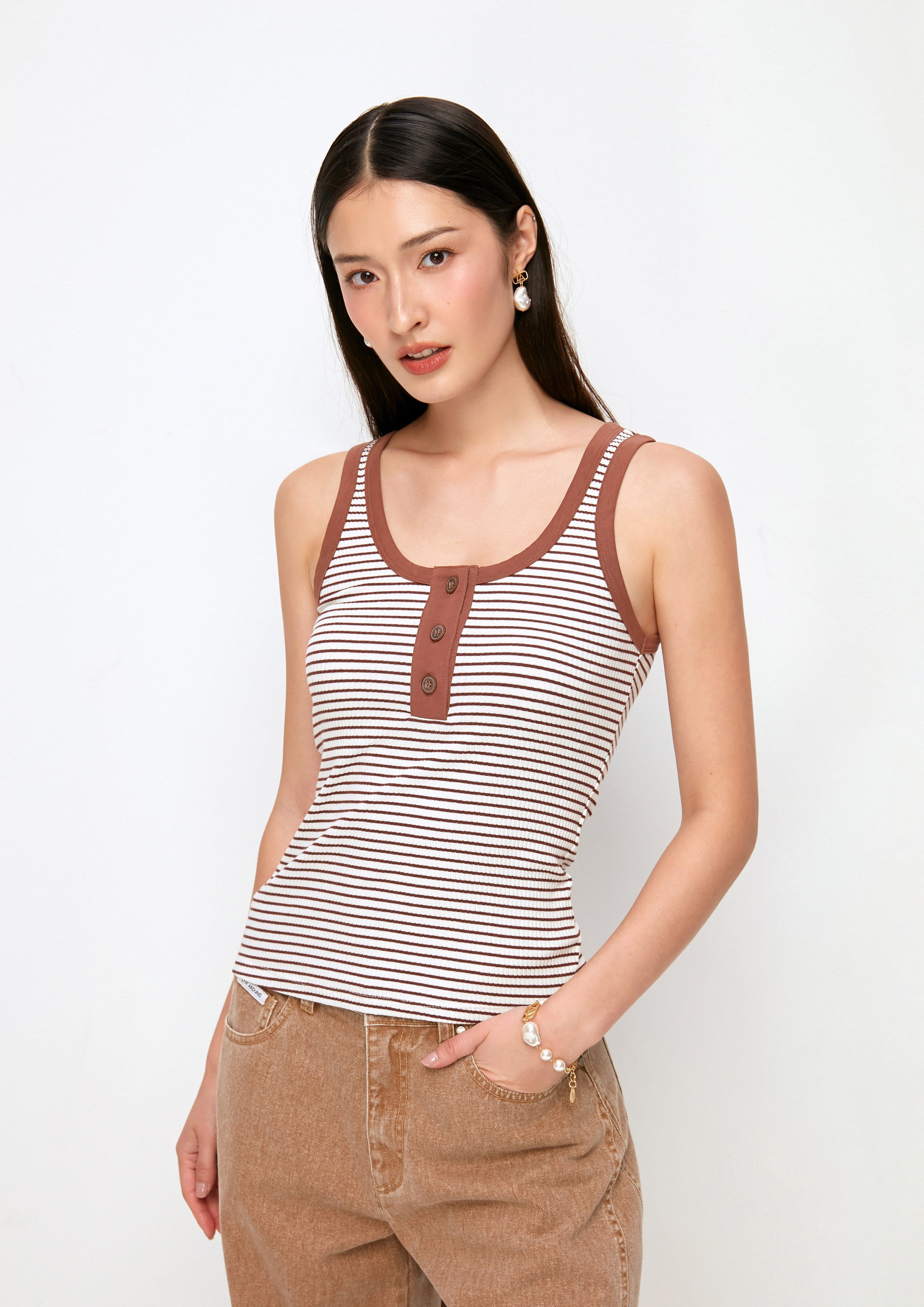เสื้้อกล้ามผ้านิตลายทาง คอลเลกชัน Casual Chic