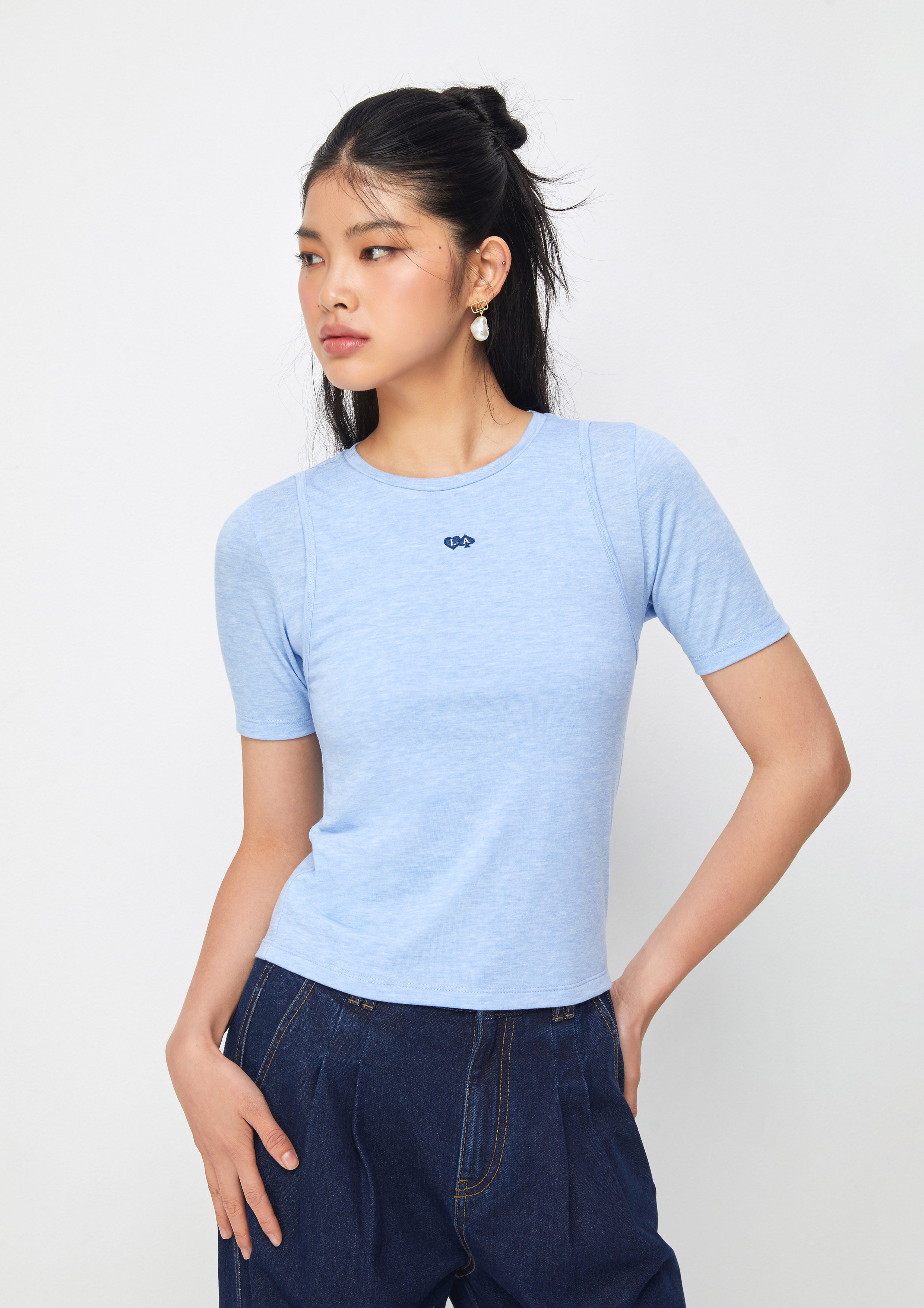 เสื้อยืดแขนสั้นปักโลโก้ คอลเลกชัน Casual Chic