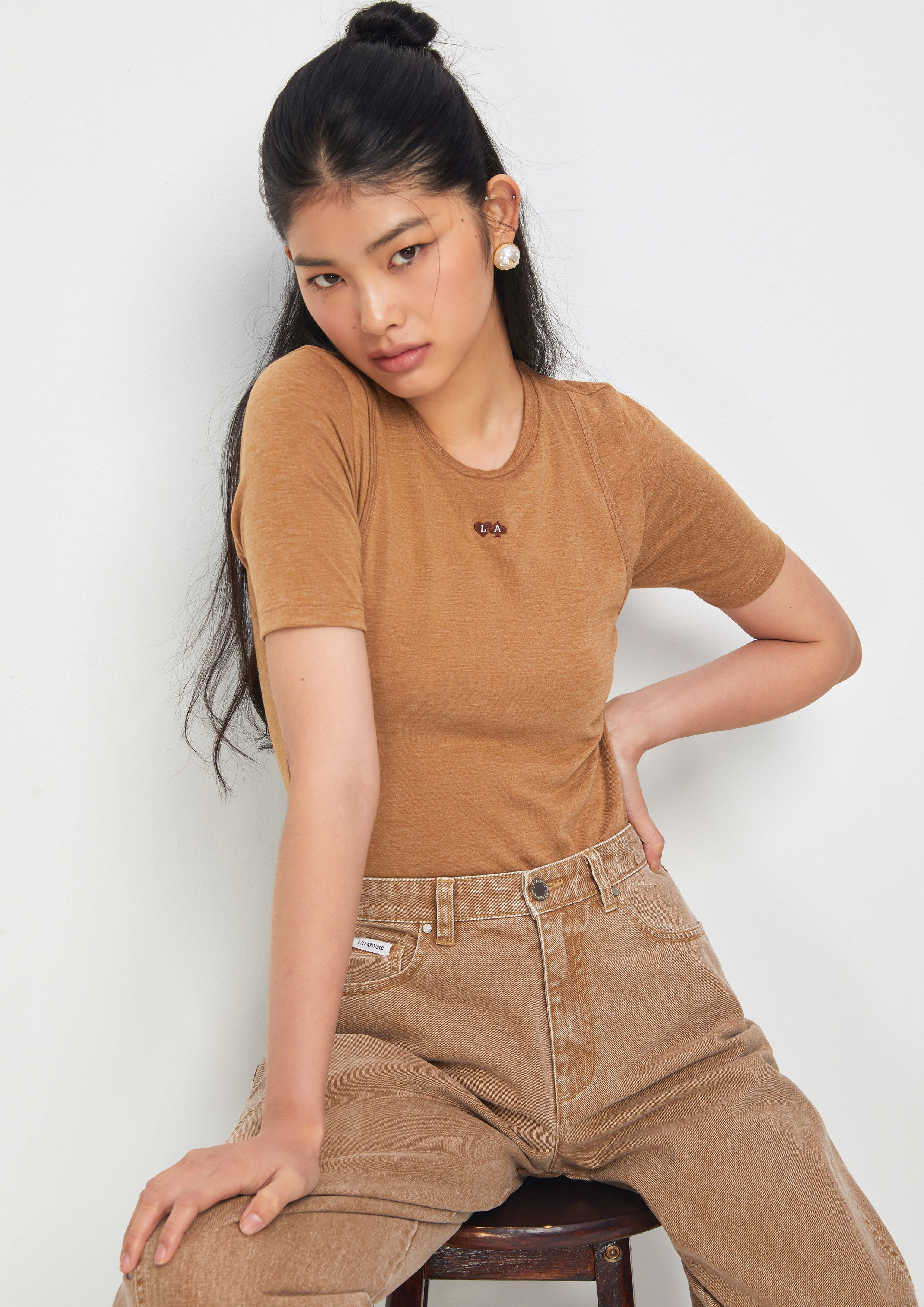 เสื้อยืดแขนสั้นปักโลโก้ คอลเลกชัน Casual Chic