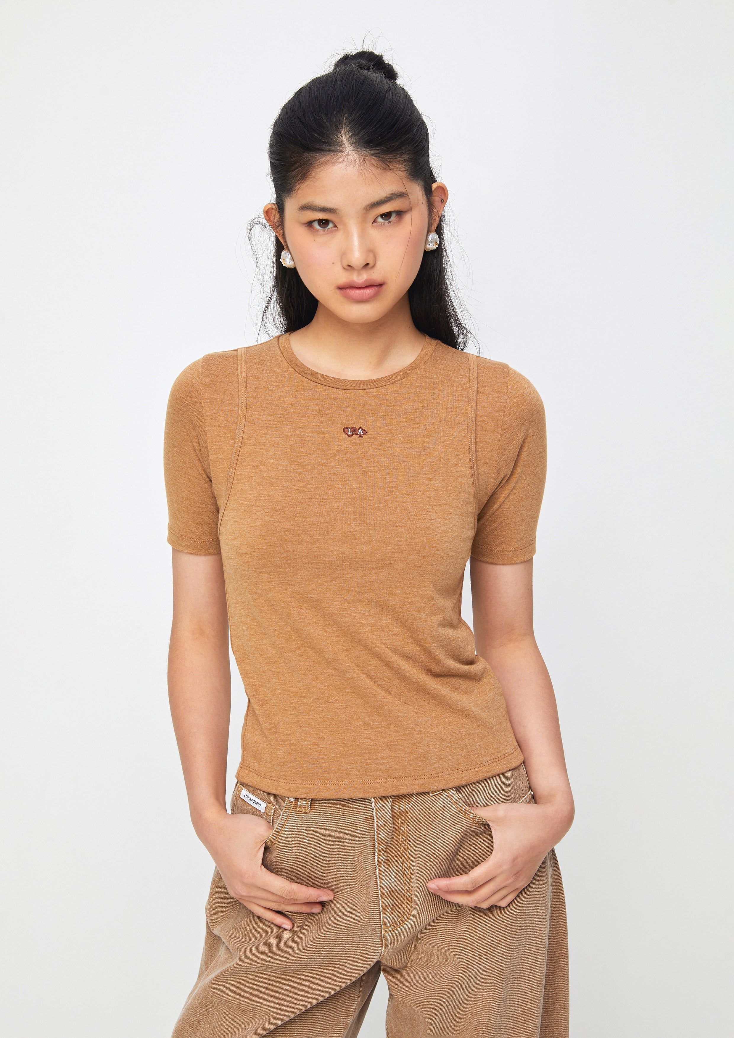 เสื้อยืดแขนสั้นปักโลโก้ คอลเลกชัน Casual Chic