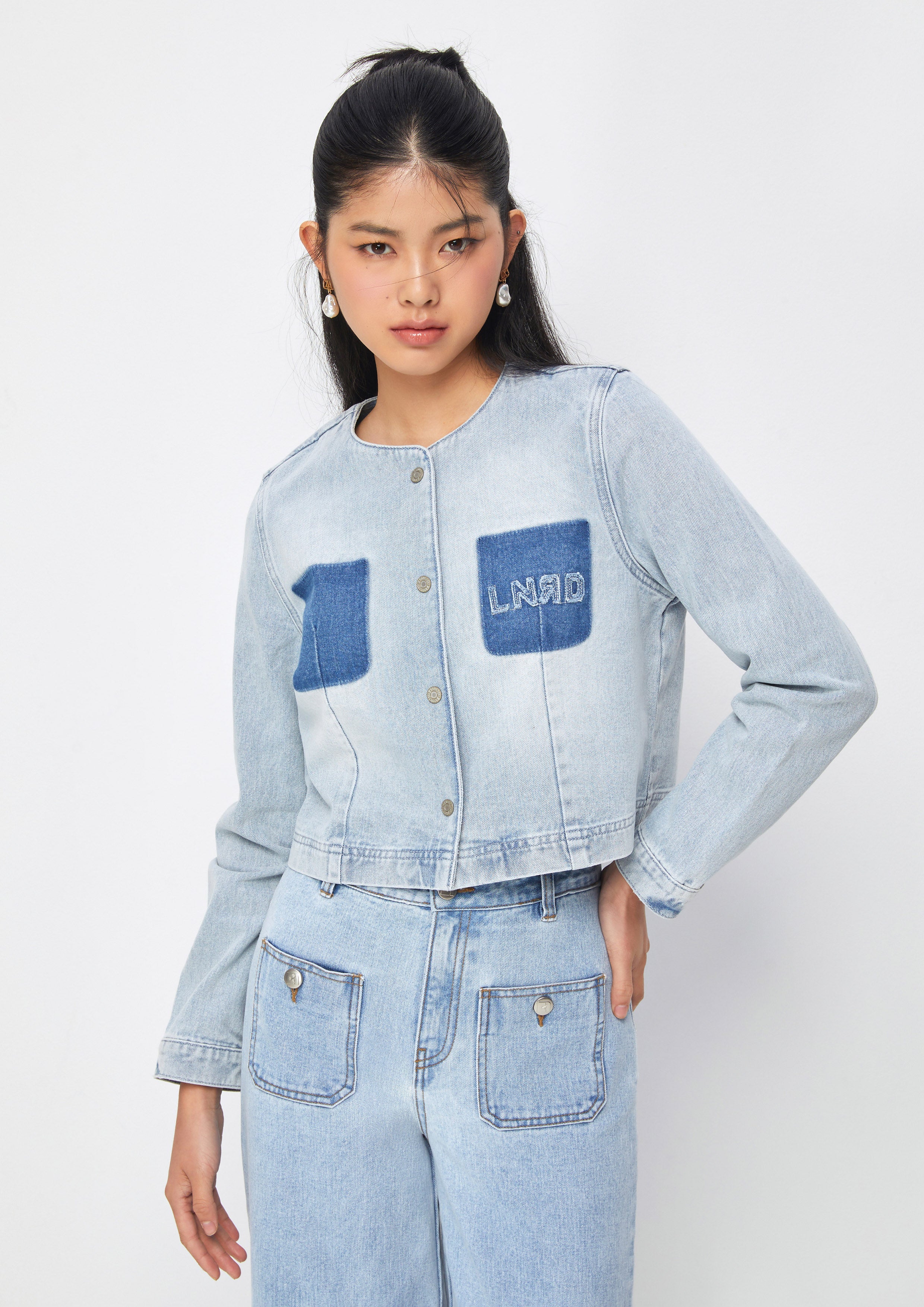 เสื้อแจ็คเก็ตเดนิมปักโลโก้ คอลเลกชัน Casual Chic