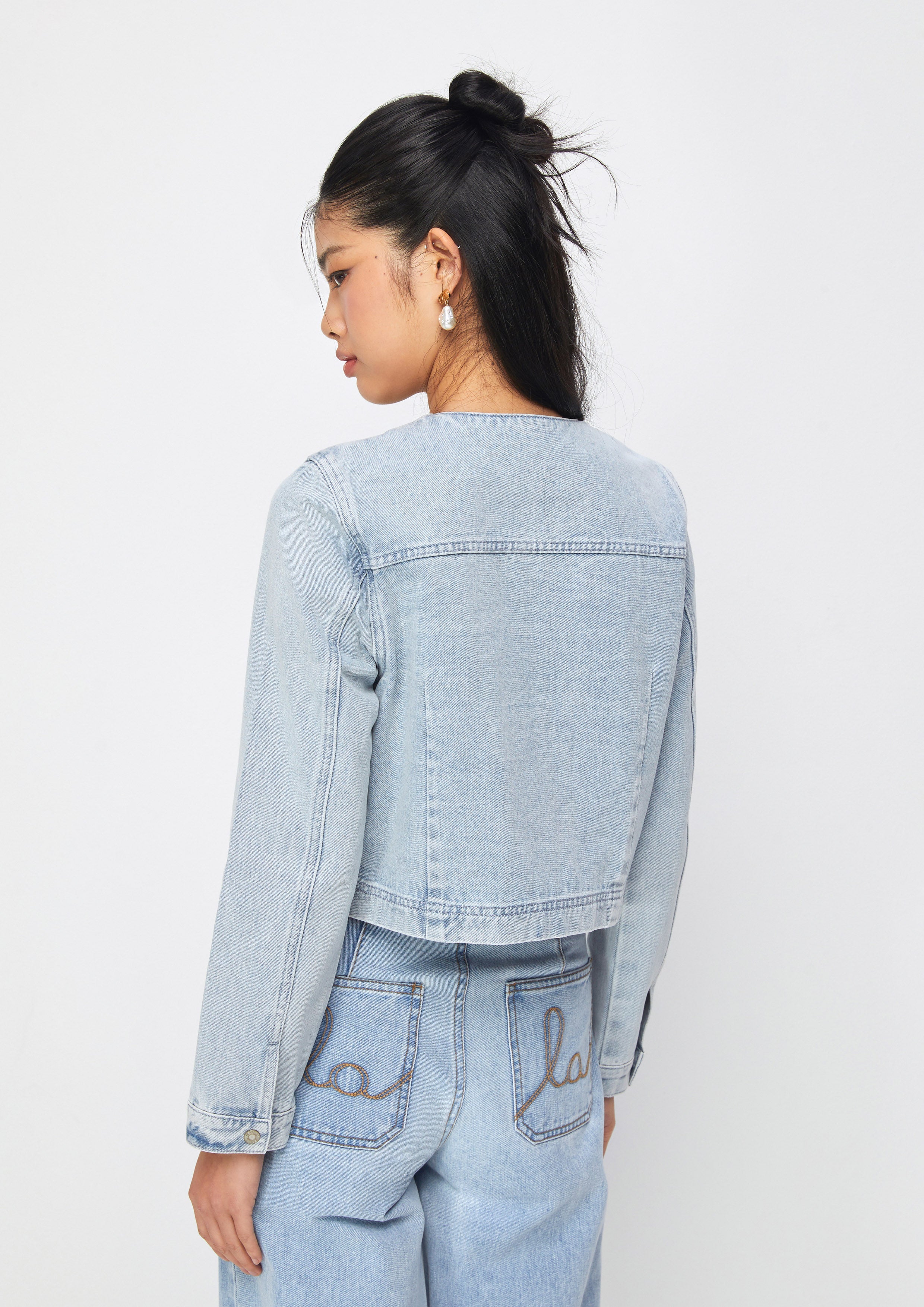 เสื้อแจ็คเก็ตเดนิมปักโลโก้ คอลเลกชัน Casual Chic
