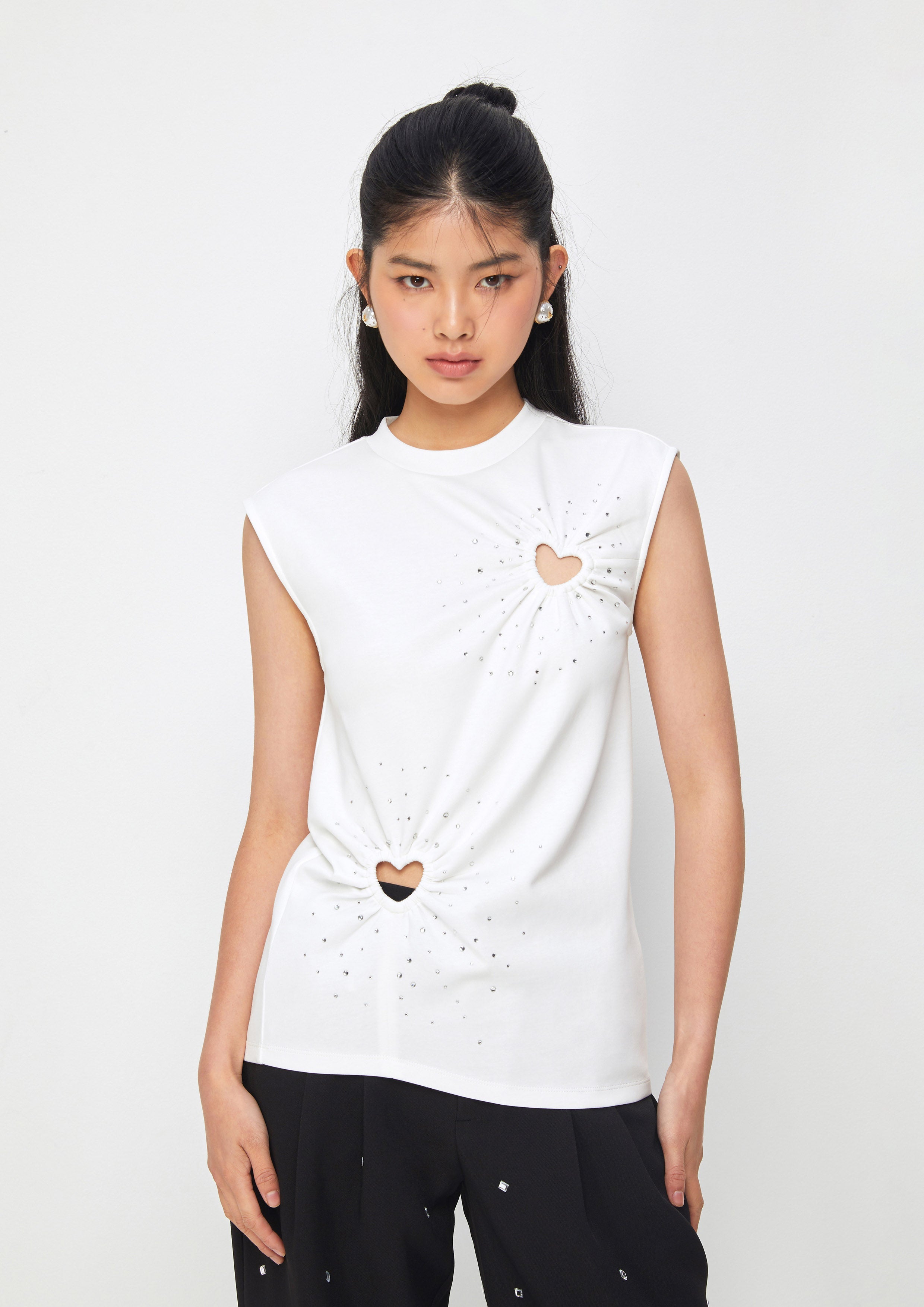 เสื้อแขนกุดแต่งคัตเอาท์หัวใจและคริสตัล คอลเลกชัน Casual Chic
