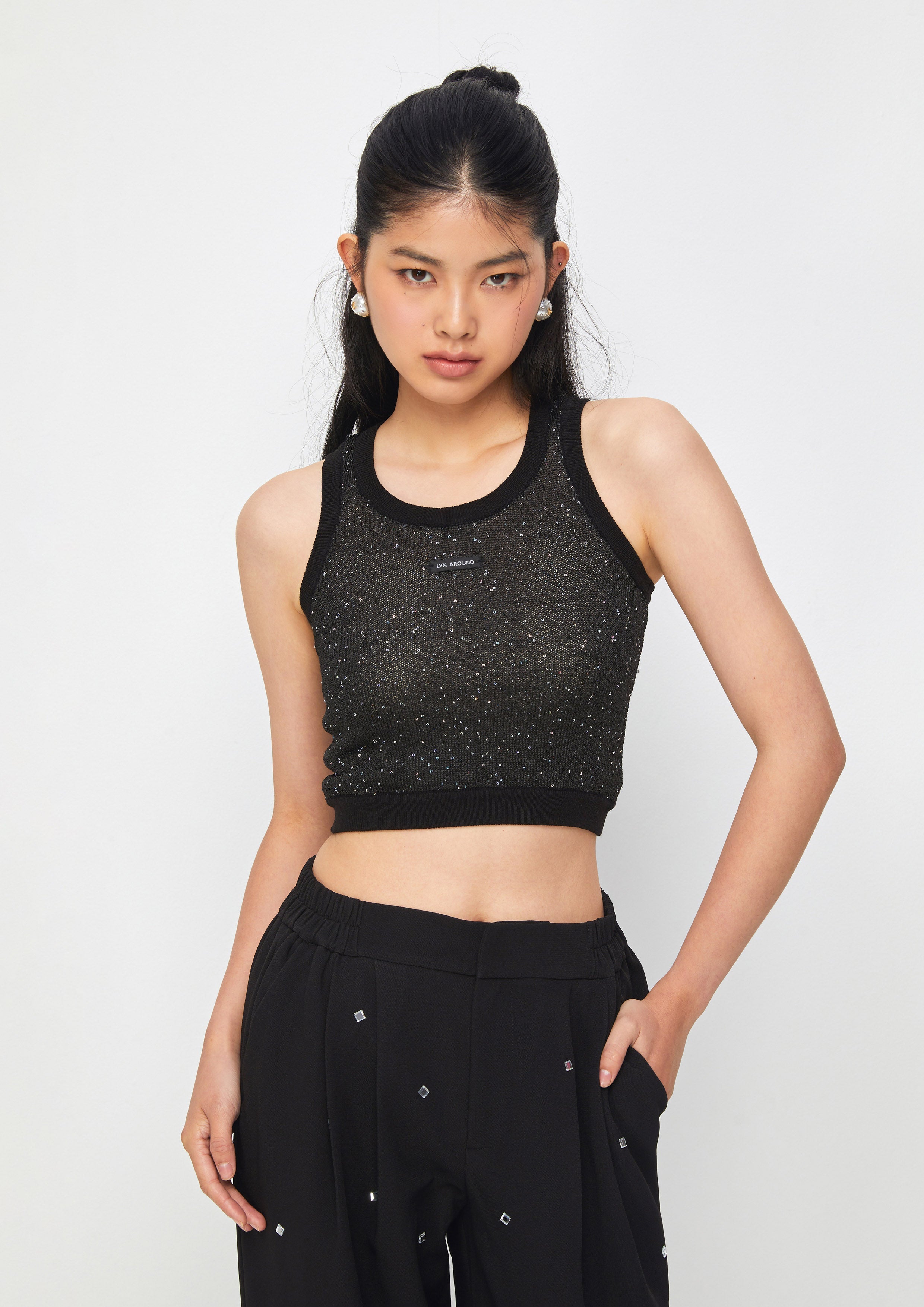 เสื้อแขนกุดแต่งเลื่อมขอบผ้าริบ คอลเลกชัน Casual Chic