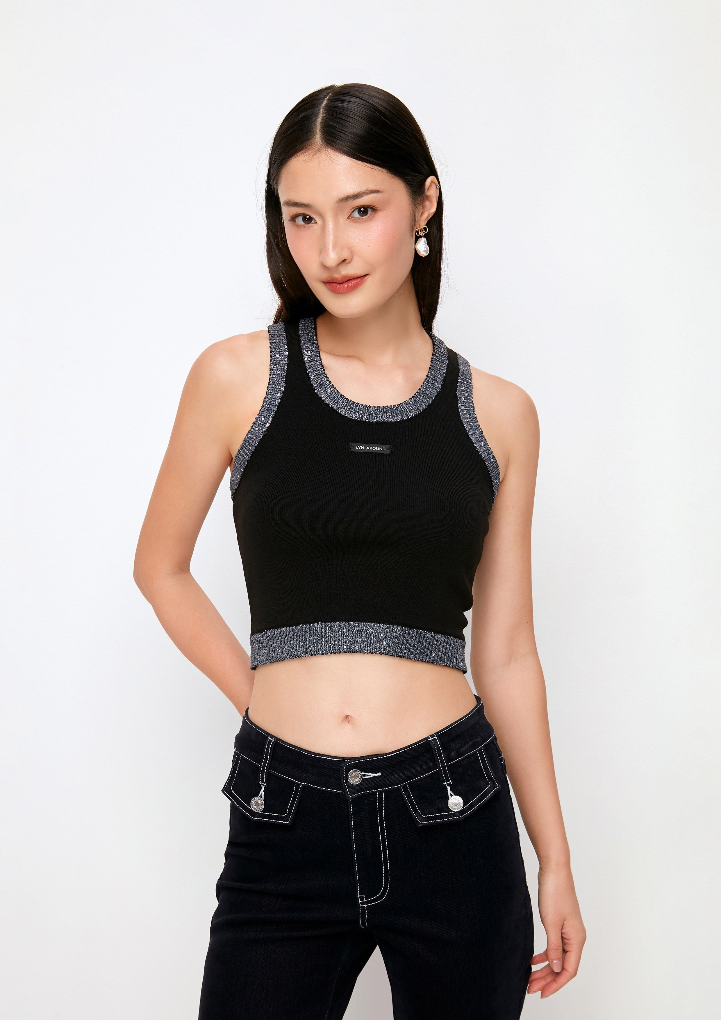 เสื้อแขนกุดแต่งขอบผ้ากลิตเตอร์ คอลเลกชัน Casual Chic
