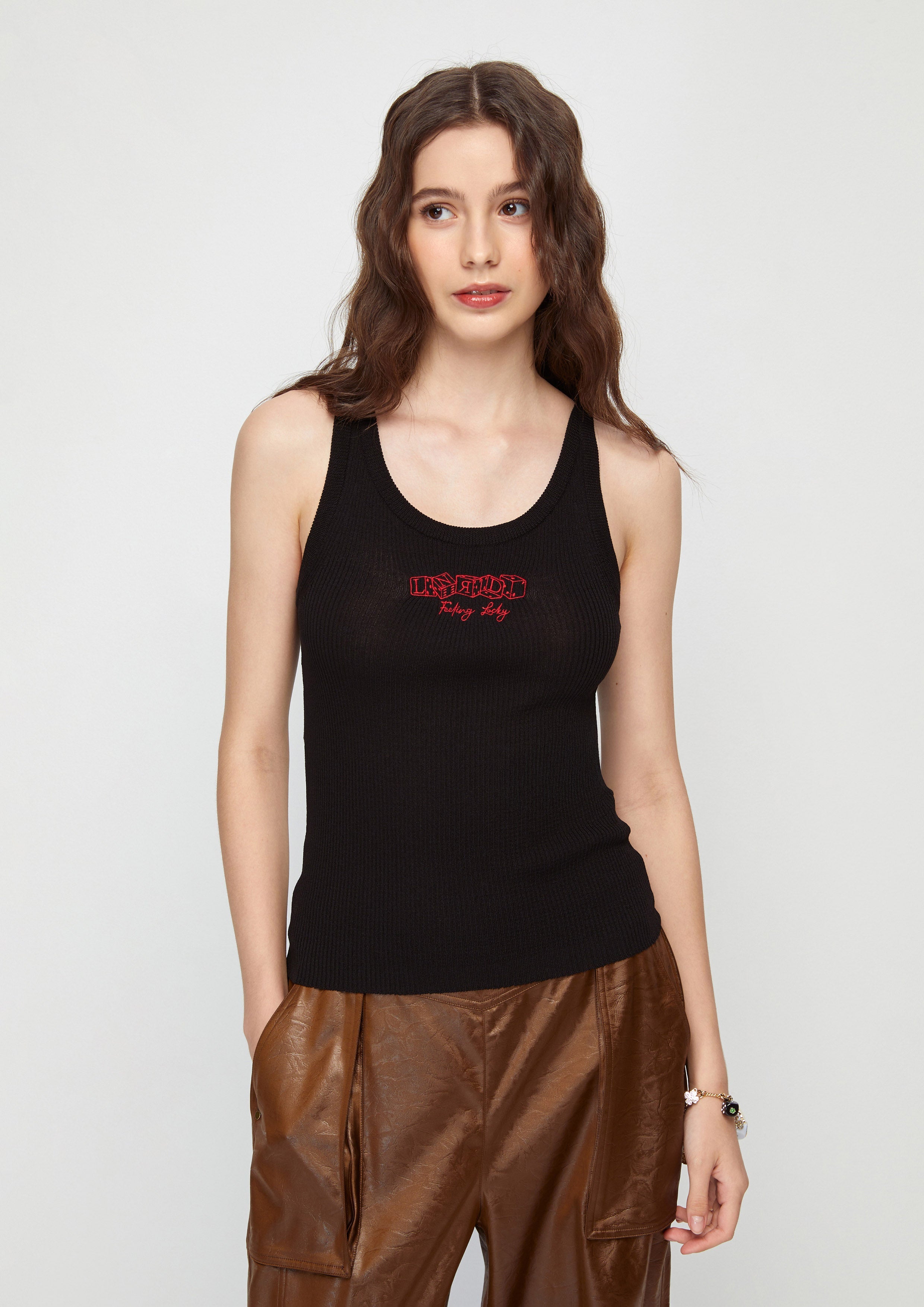 เสื้อกล้ามผ้านิตปักโลโก้ คอลเลกชัน Casual Chic