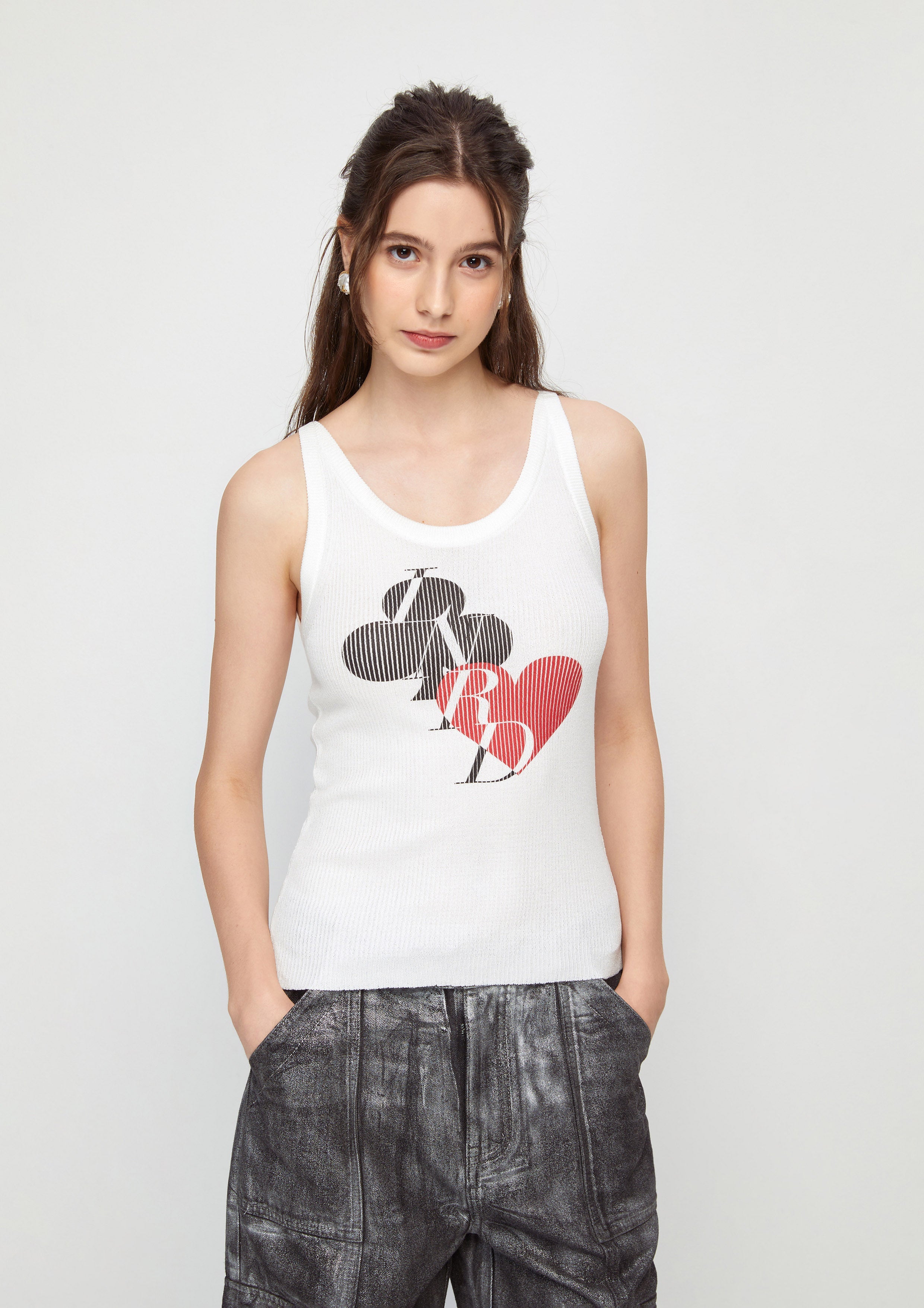 เสื้อกล้ามผ้านิตพิมพ์ลายโลโก้ คอลเลกชัน Casual Chic