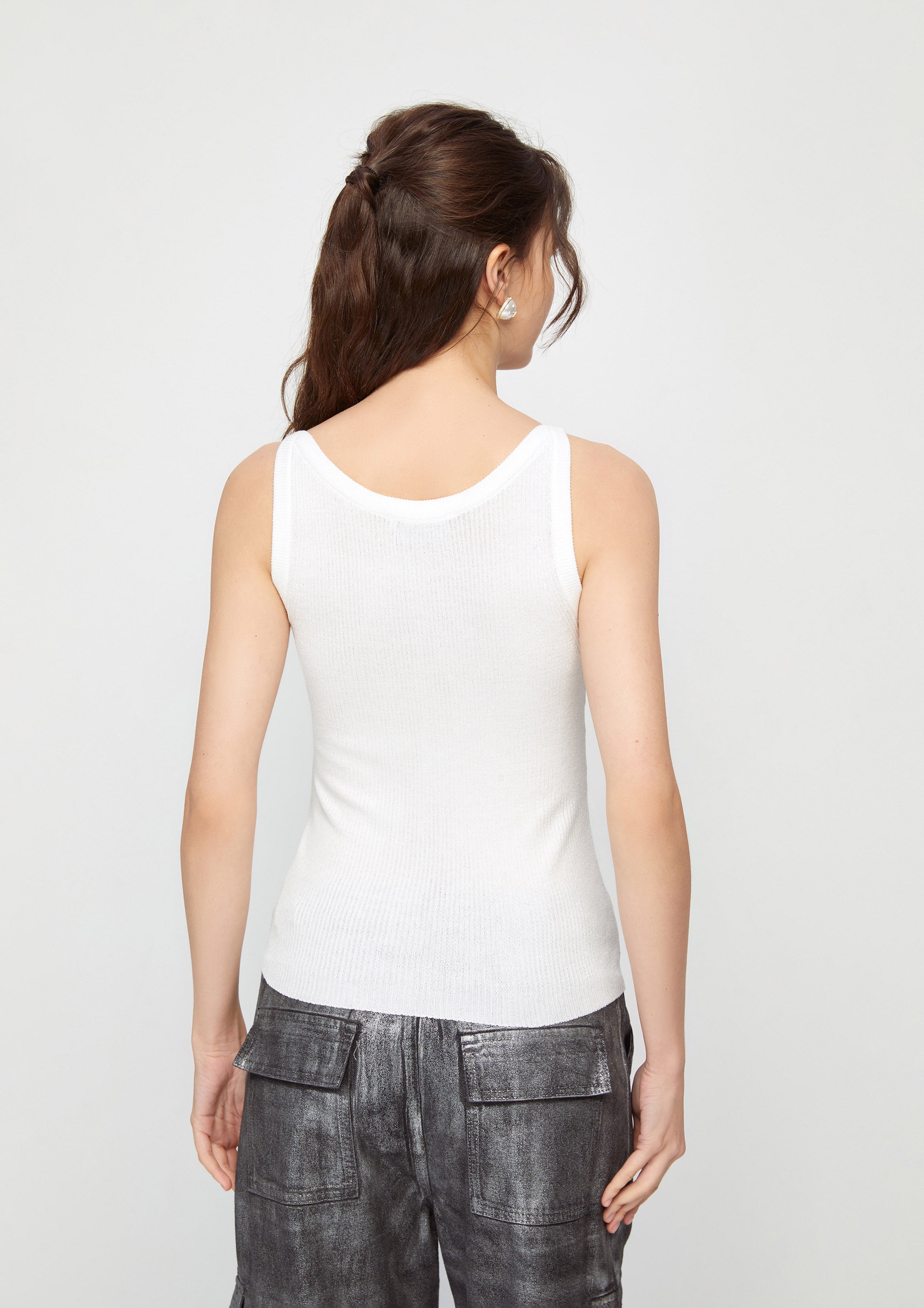 เสื้อกล้ามผ้านิตพิมพ์ลายโลโก้ คอลเลกชัน Casual Chic