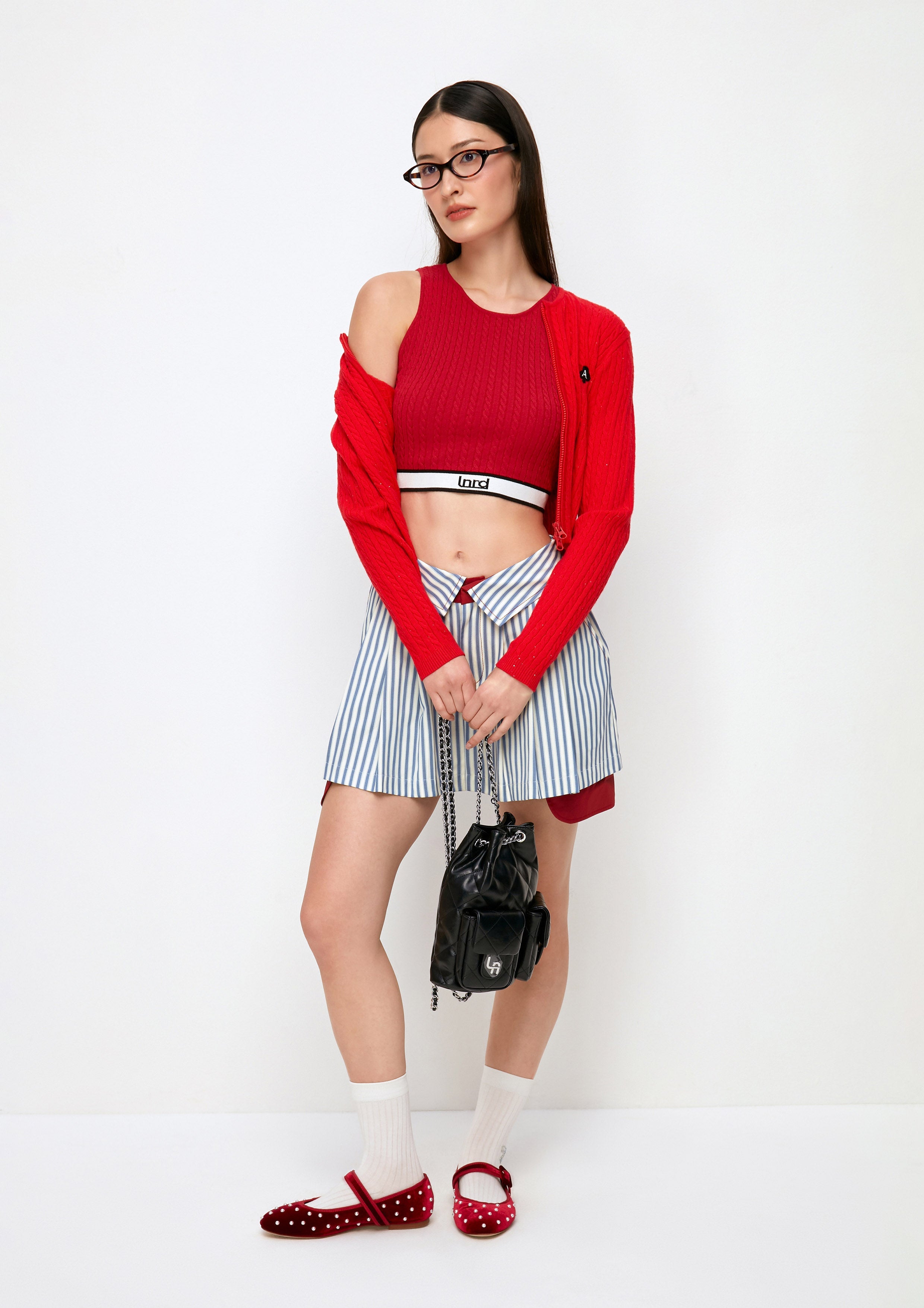 เสื้อครอปผ้านิตปักโลโก้ คอลเลกชัน Casual Chic