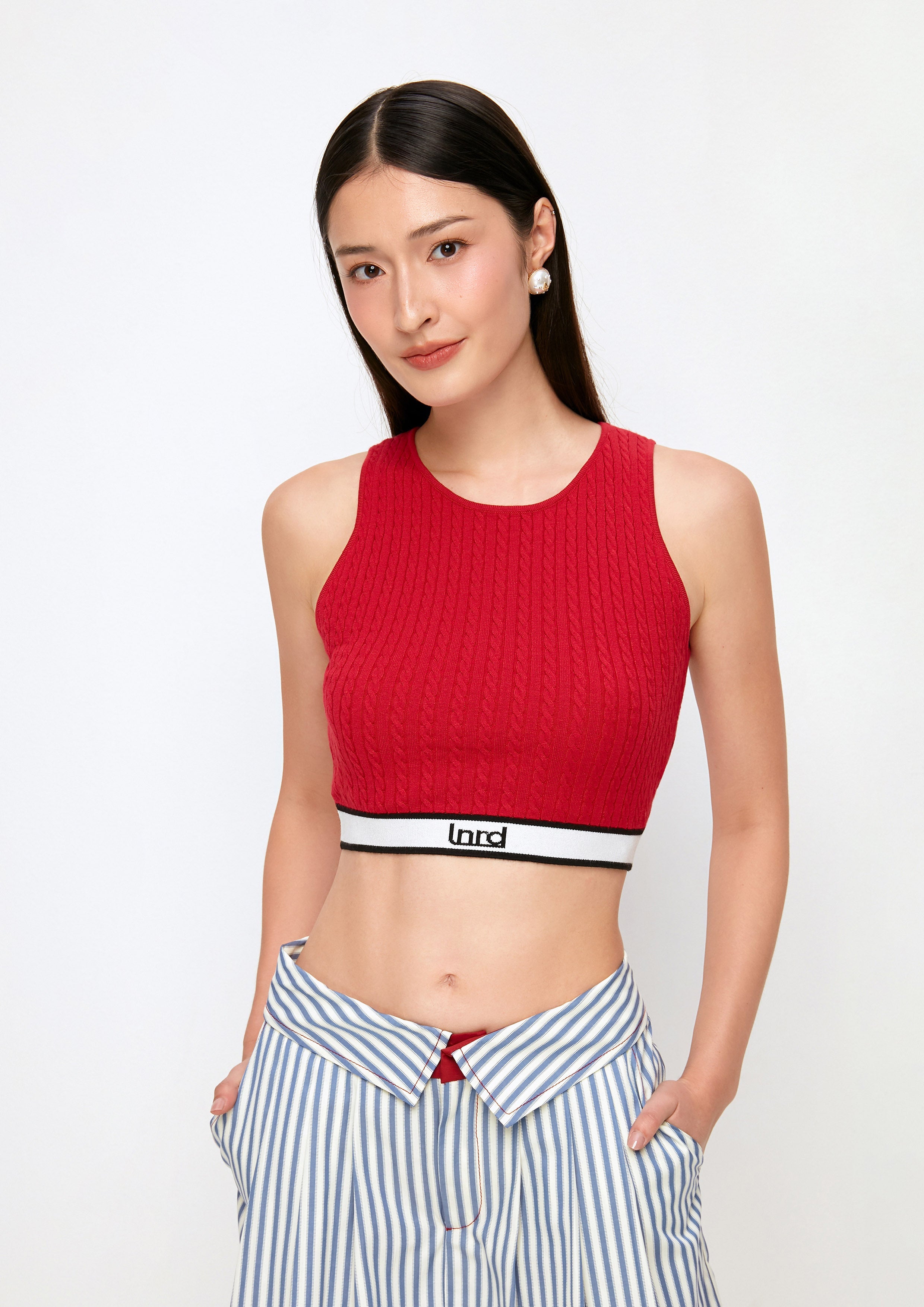 เสื้อครอปผ้านิตปักโลโก้ คอลเลกชัน Casual Chic