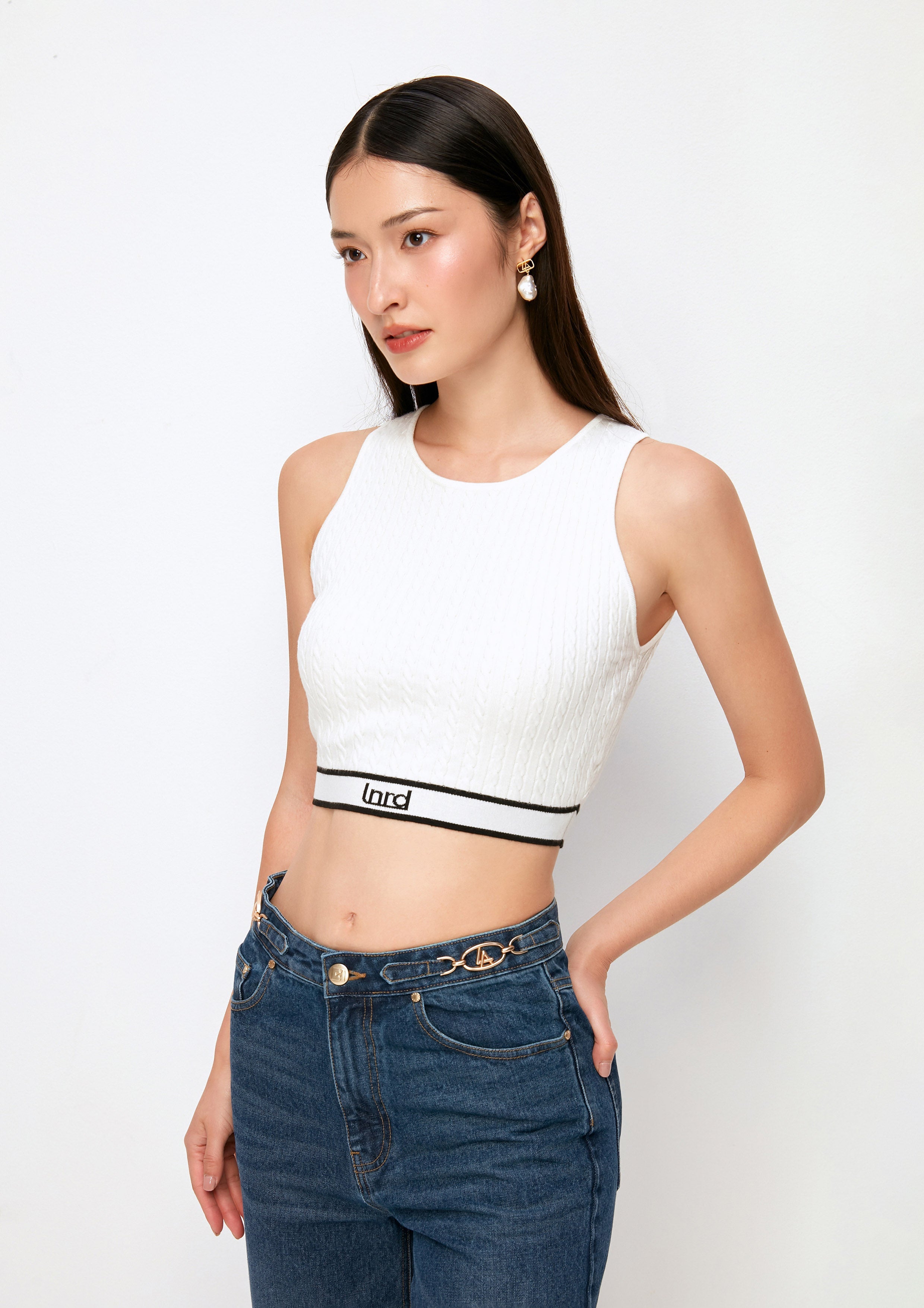 เสื้อครอปผ้านิตปักโลโก้ คอลเลกชัน Casual Chic