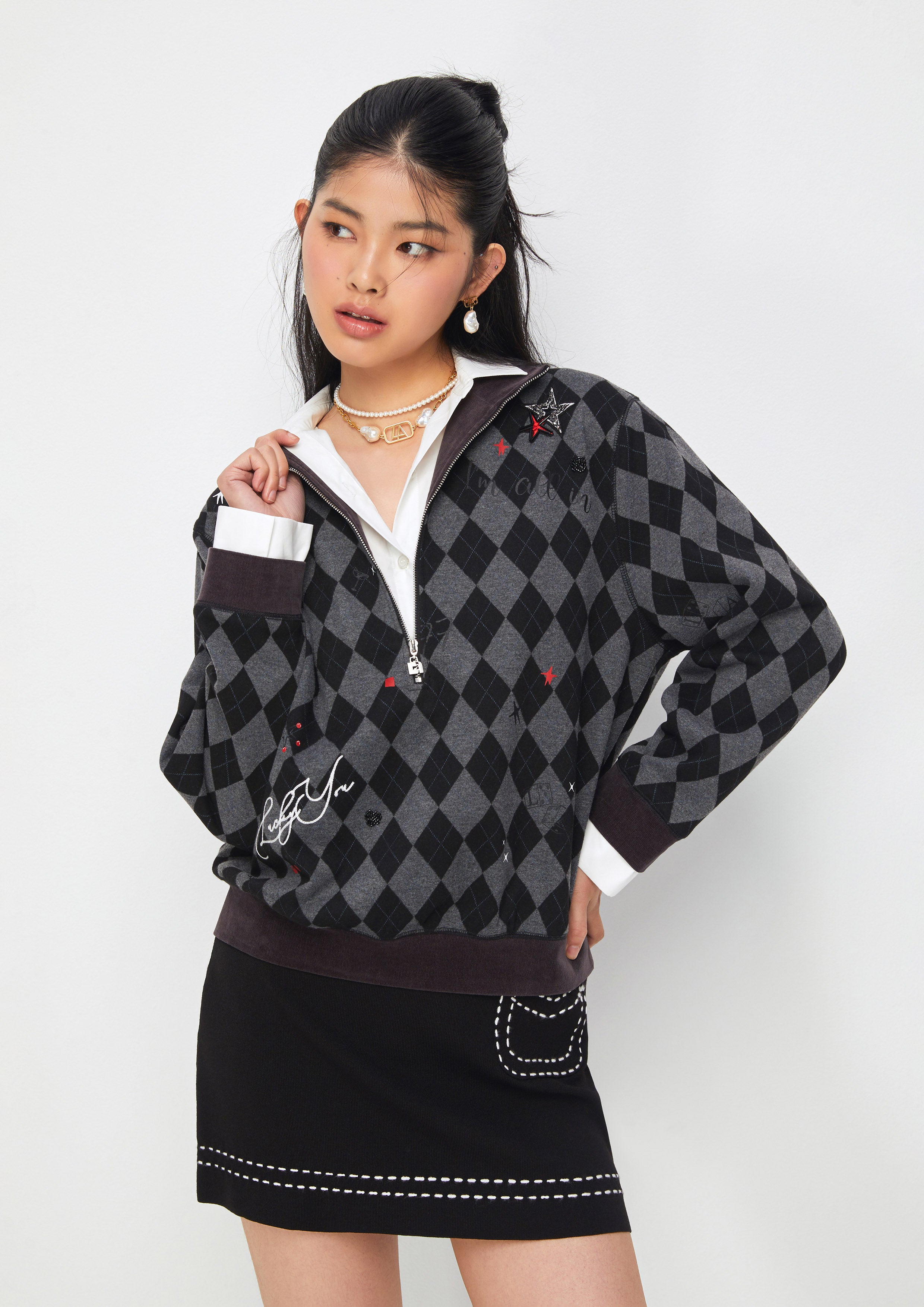 เสื้อกันหนาวพูลโอเวอร์ลายตารางปักลาย คอลเลกชัน Property of Jolly