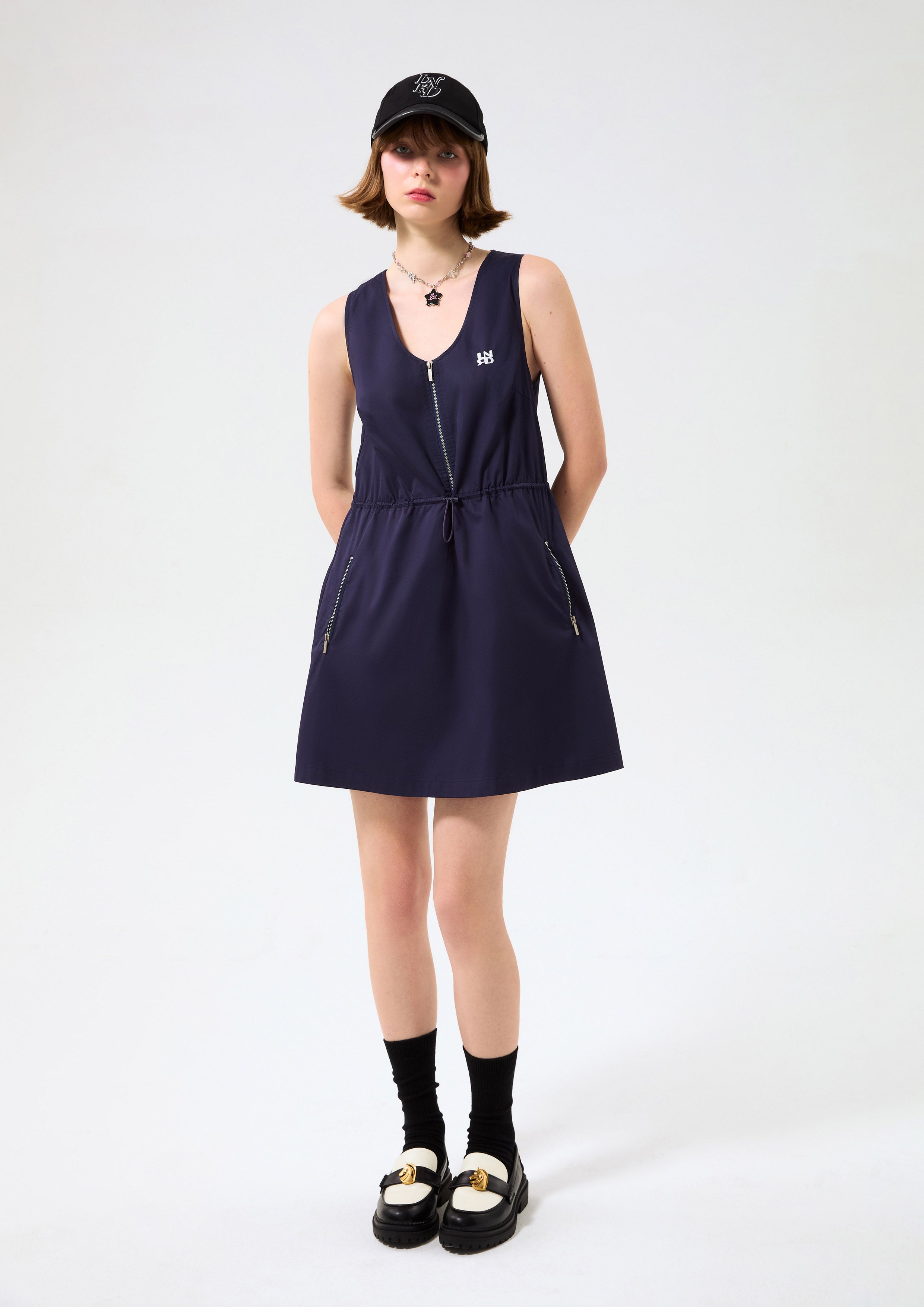 เดรสสั้นแขนกุดปักโลโก้ คอลเลกชัน Miracle Voyard