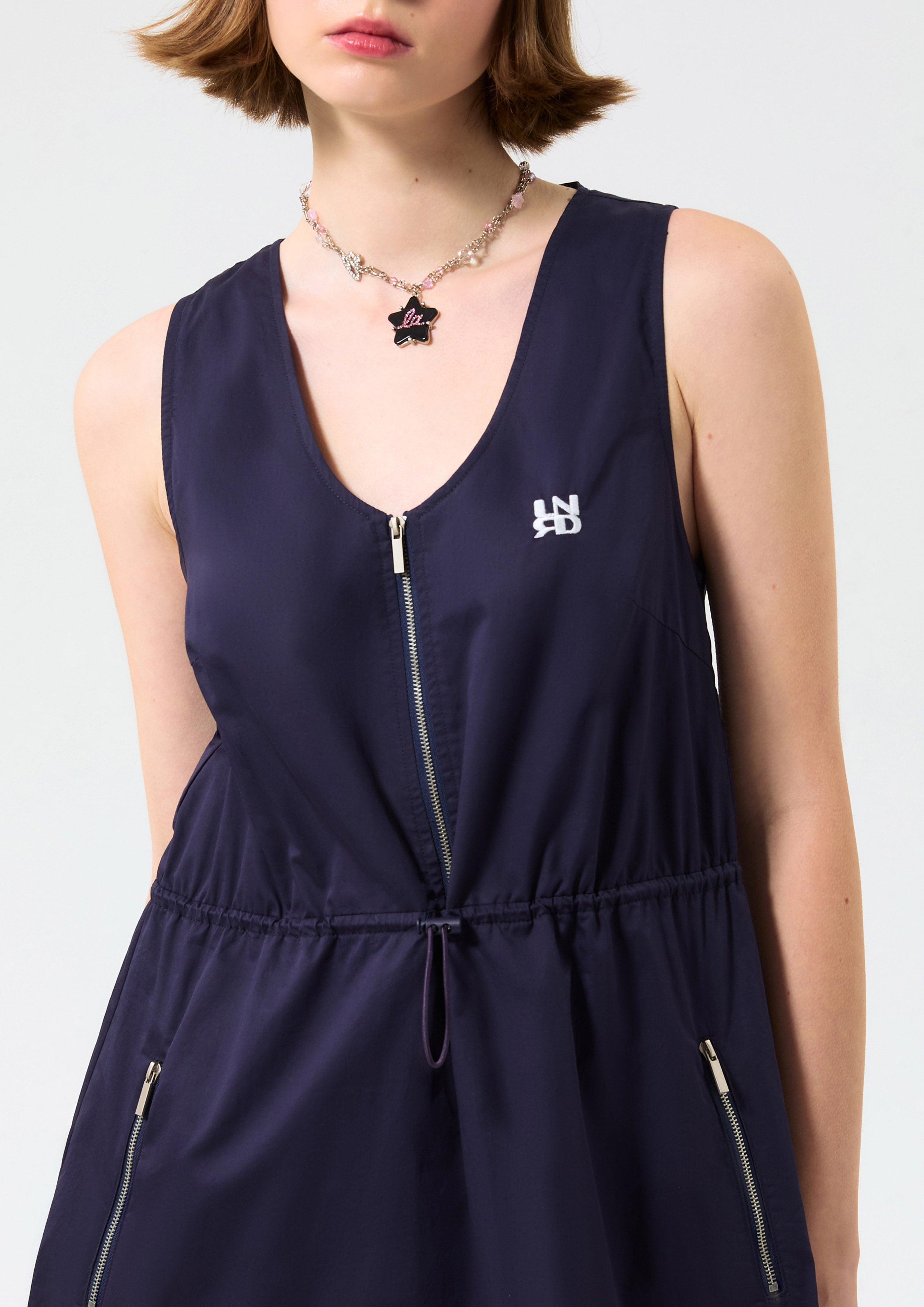 เดรสสั้นแขนกุดปักโลโก้ คอลเลกชัน Miracle Voyard