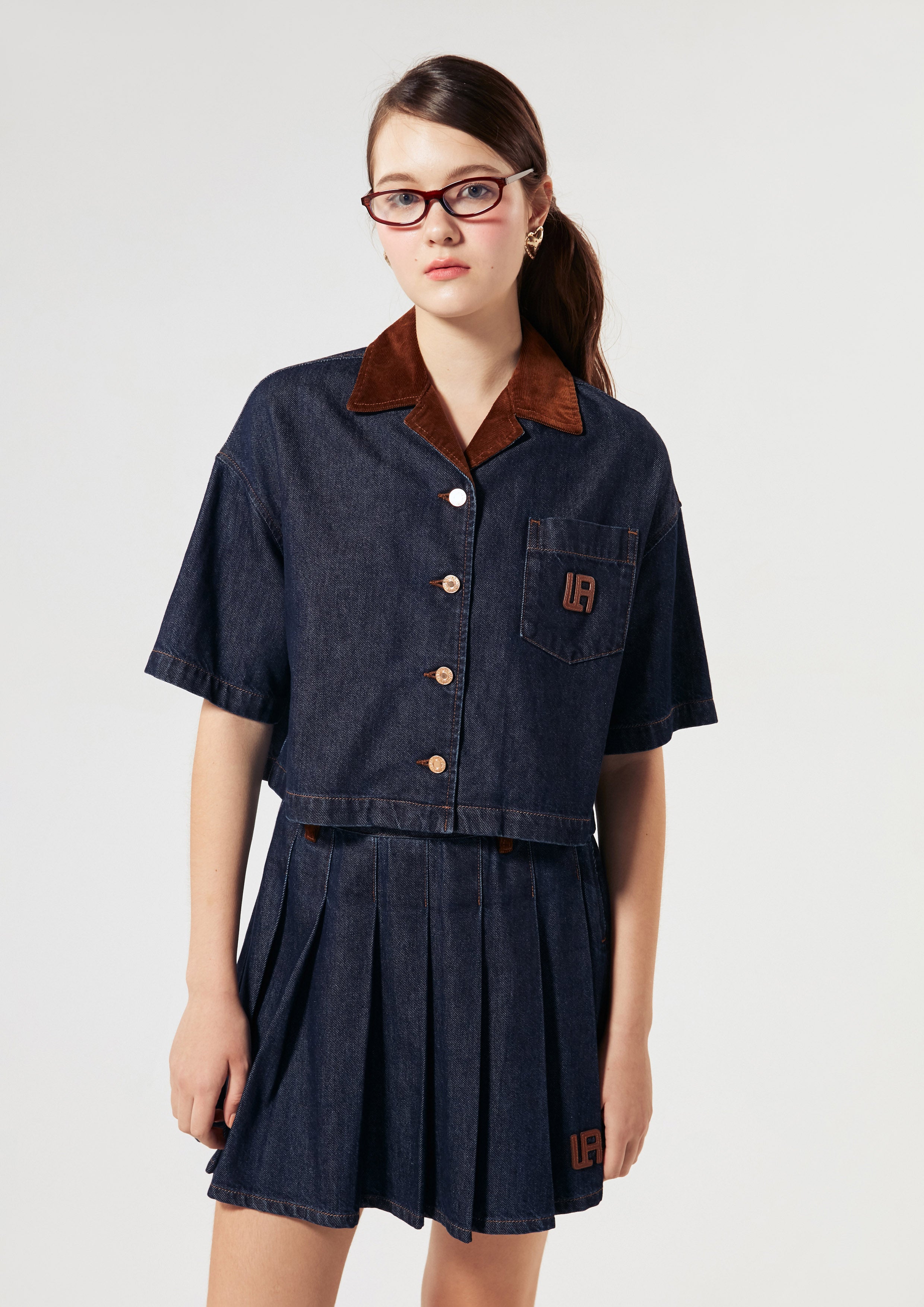 เสื้อเชิ้ตเดนิมปกคอเสื้อกำมะหยี่ปักโลโก้ คอลเลกชัน Basic Denim