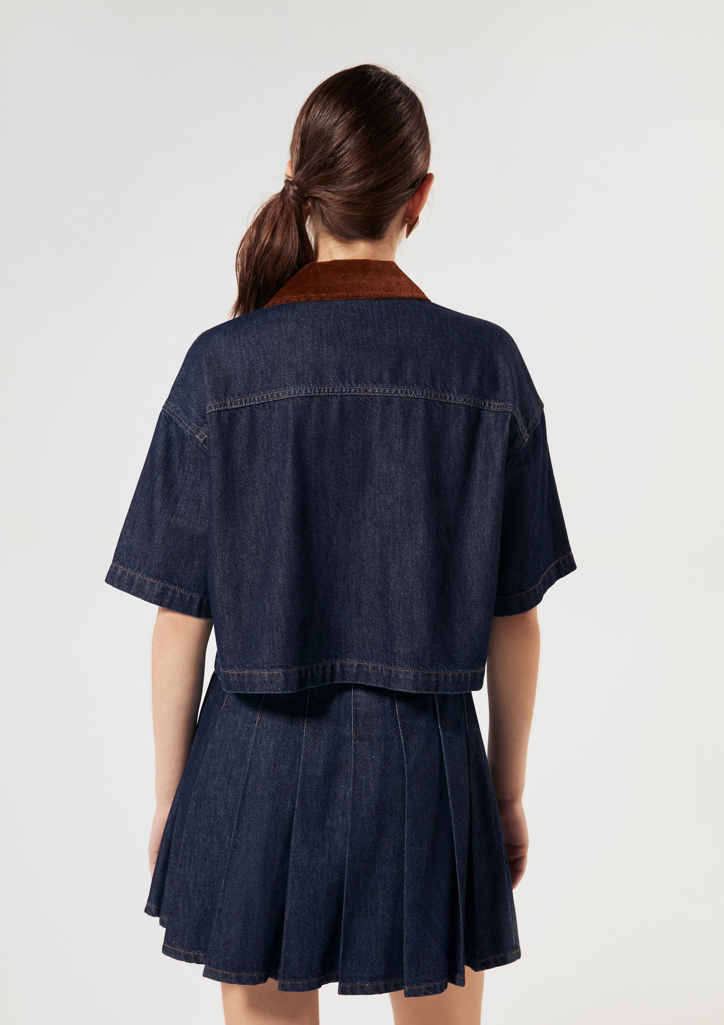 เสื้อเชิ้ตเดนิมปกคอเสื้อกำมะหยี่ปักโลโก้ คอลเลกชัน Basic Denim