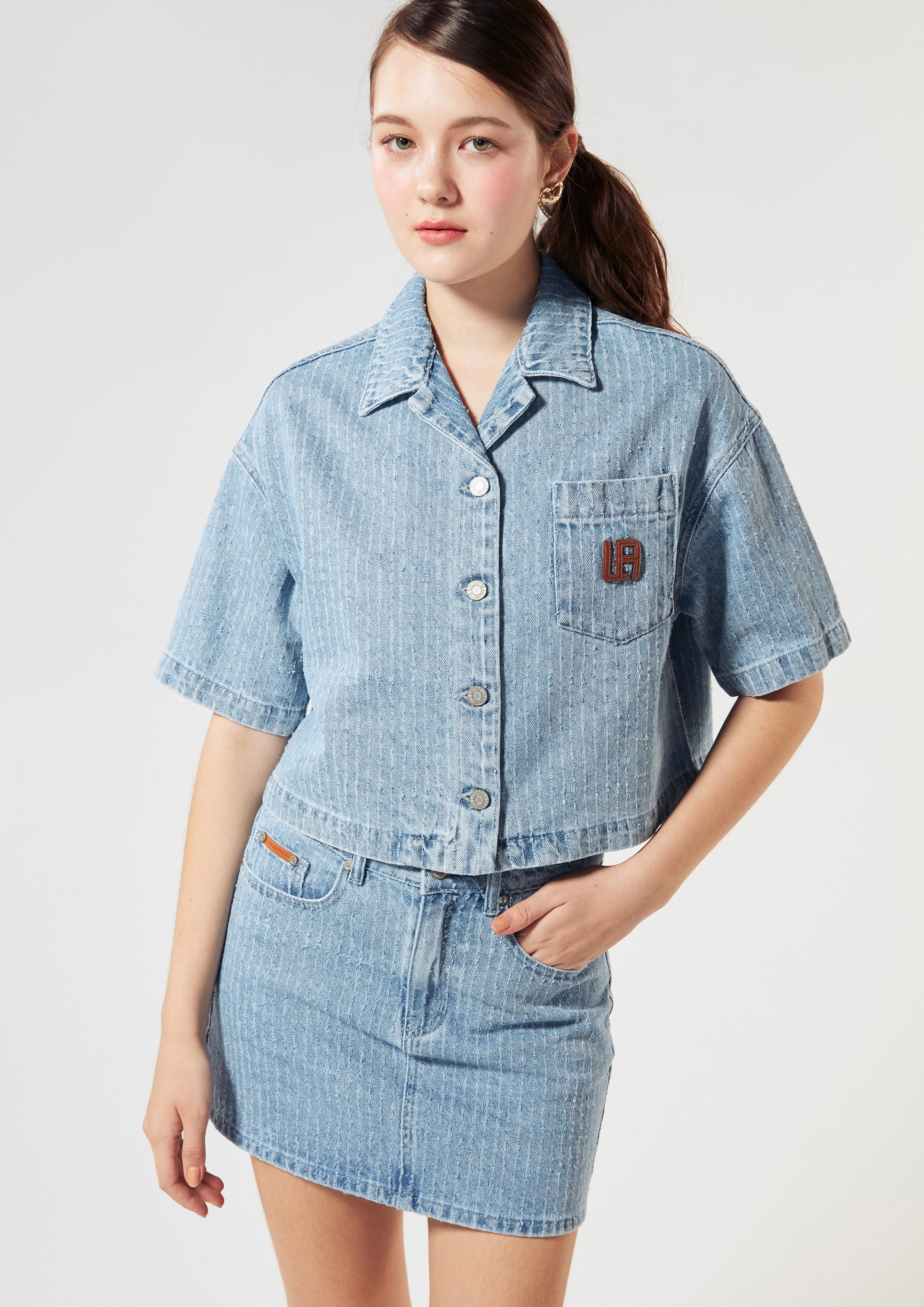 เสื้อเชิ้ตเดนิมแขนสั้นปักโลโก้ คอลเลกชัน Basic Denim