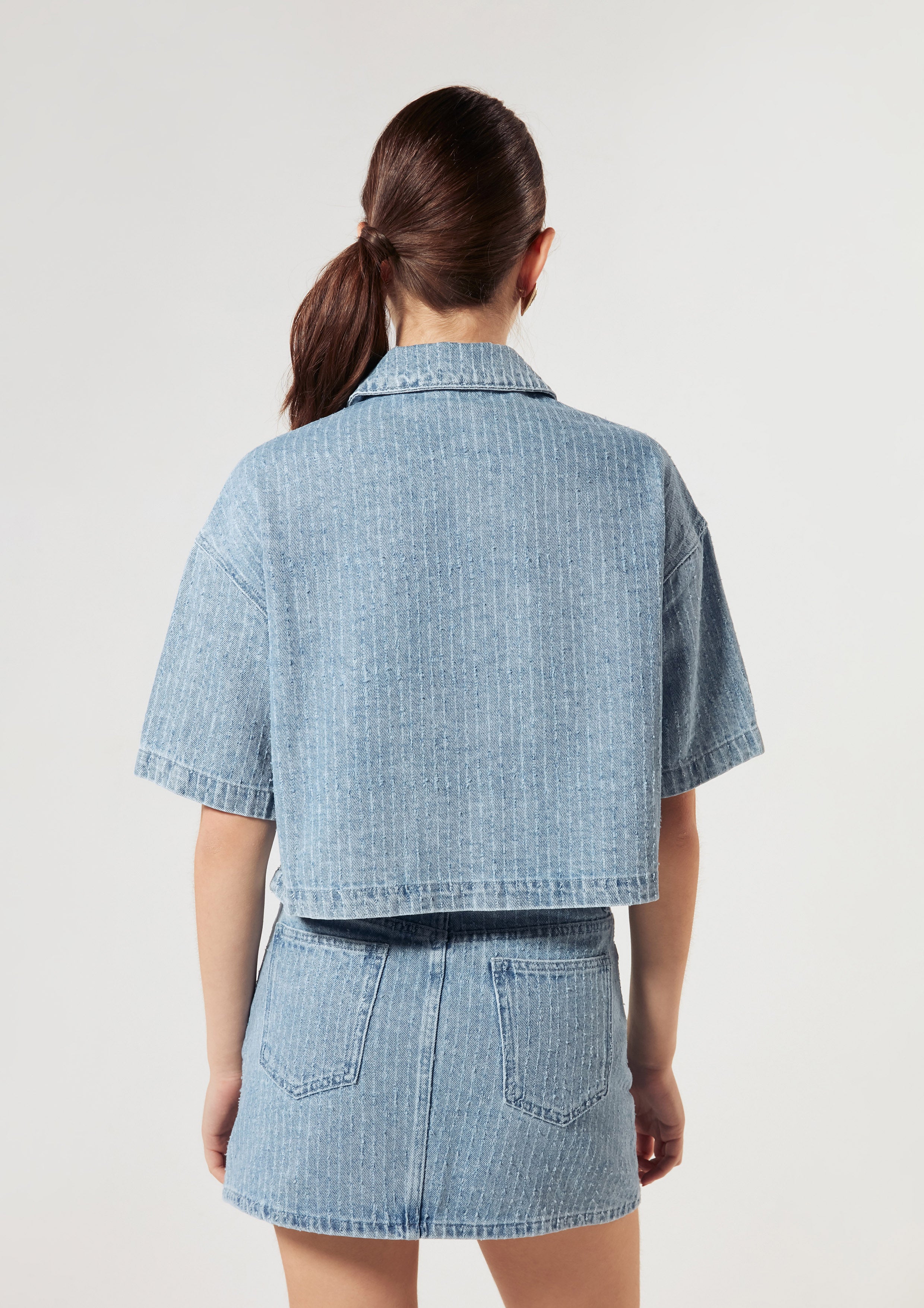 เสื้อเชิ้ตเดนิมแขนสั้นปักโลโก้ คอลเลกชัน Basic Denim