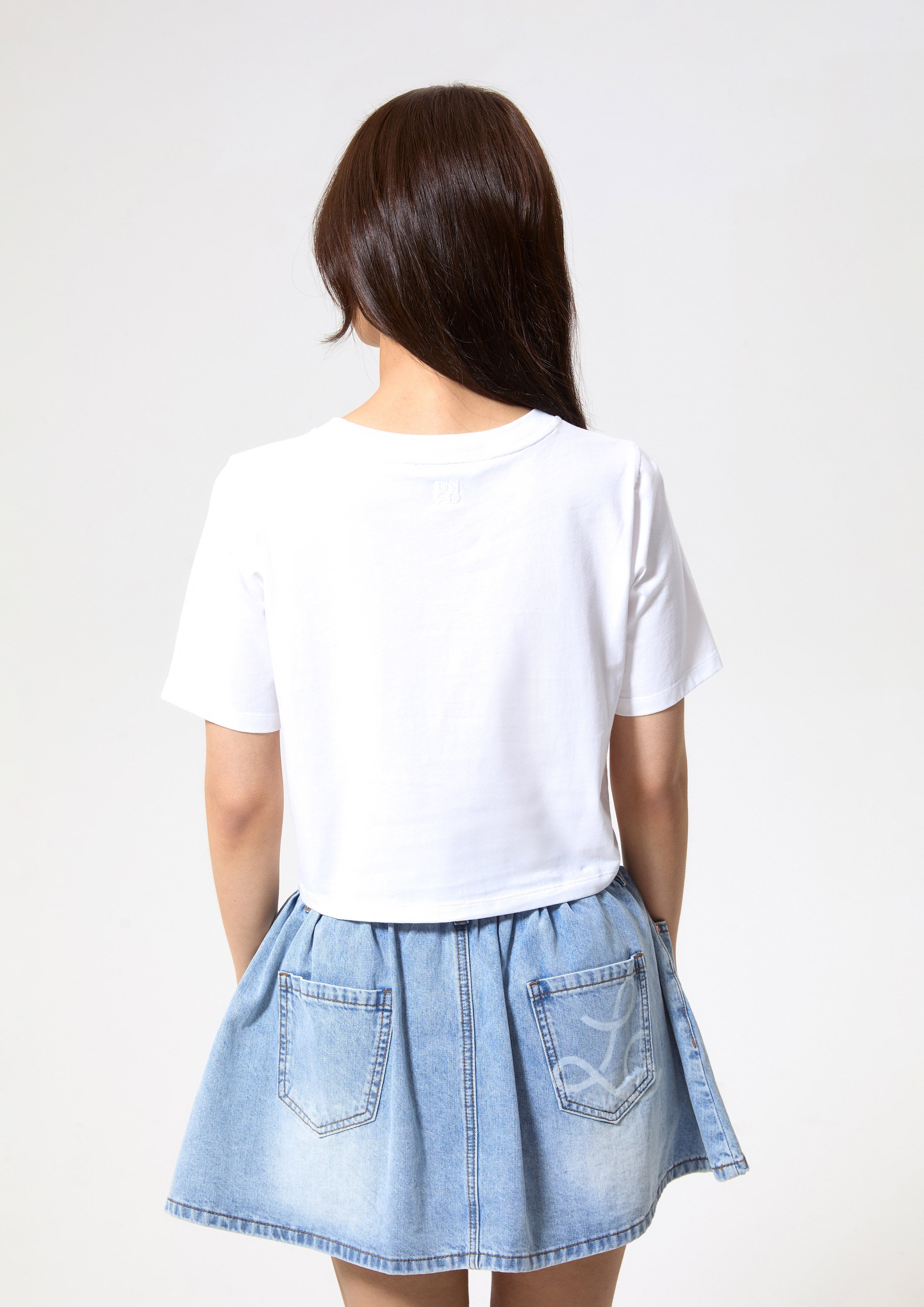 เสื้อครอปแขนสั้นแต่งโลหะทรงกลม คอลเลกชัน Working on Board