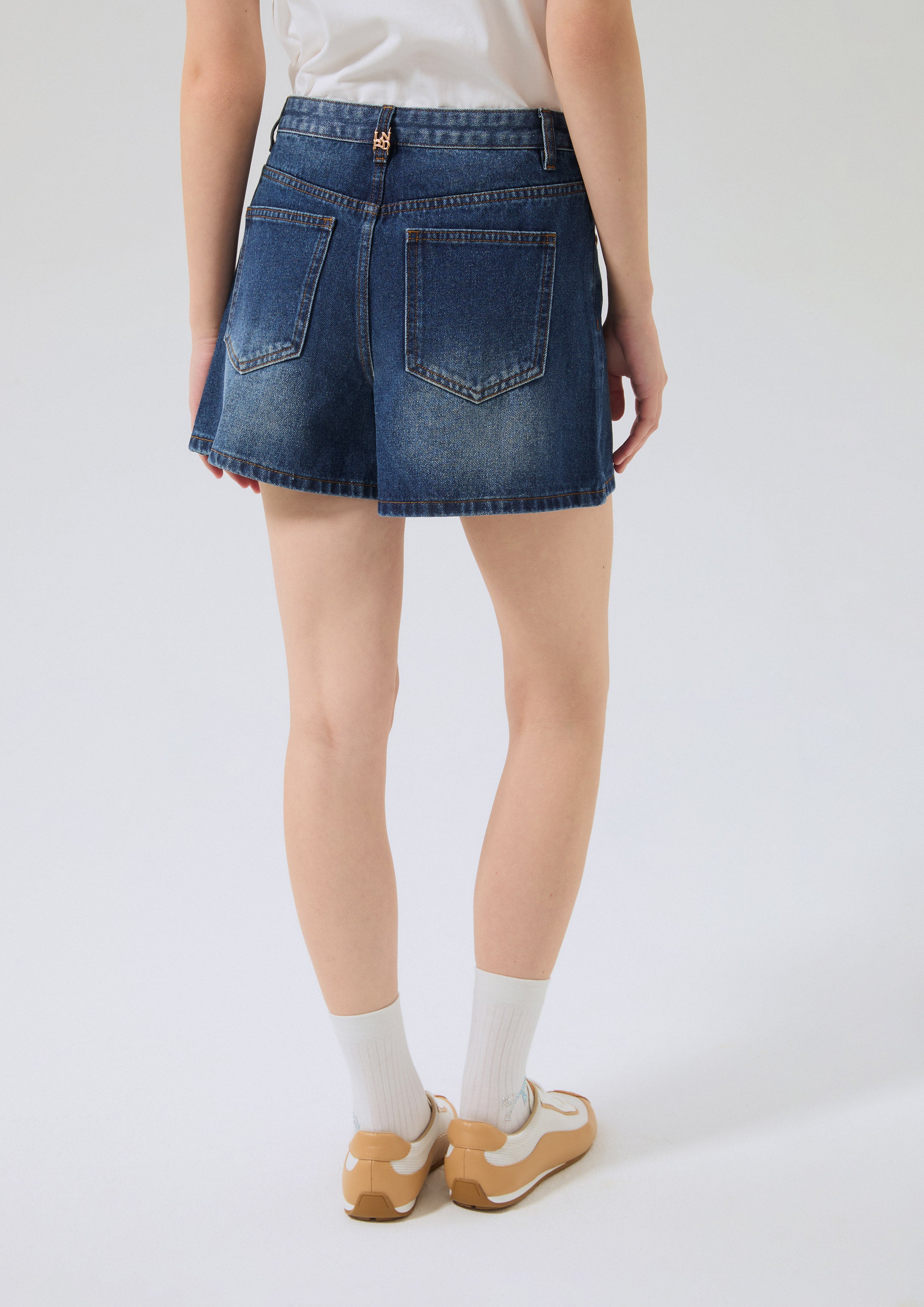 กางเกงเดนิมขาสั้นแต่งขาด คอลเลกชัน Basic Denim