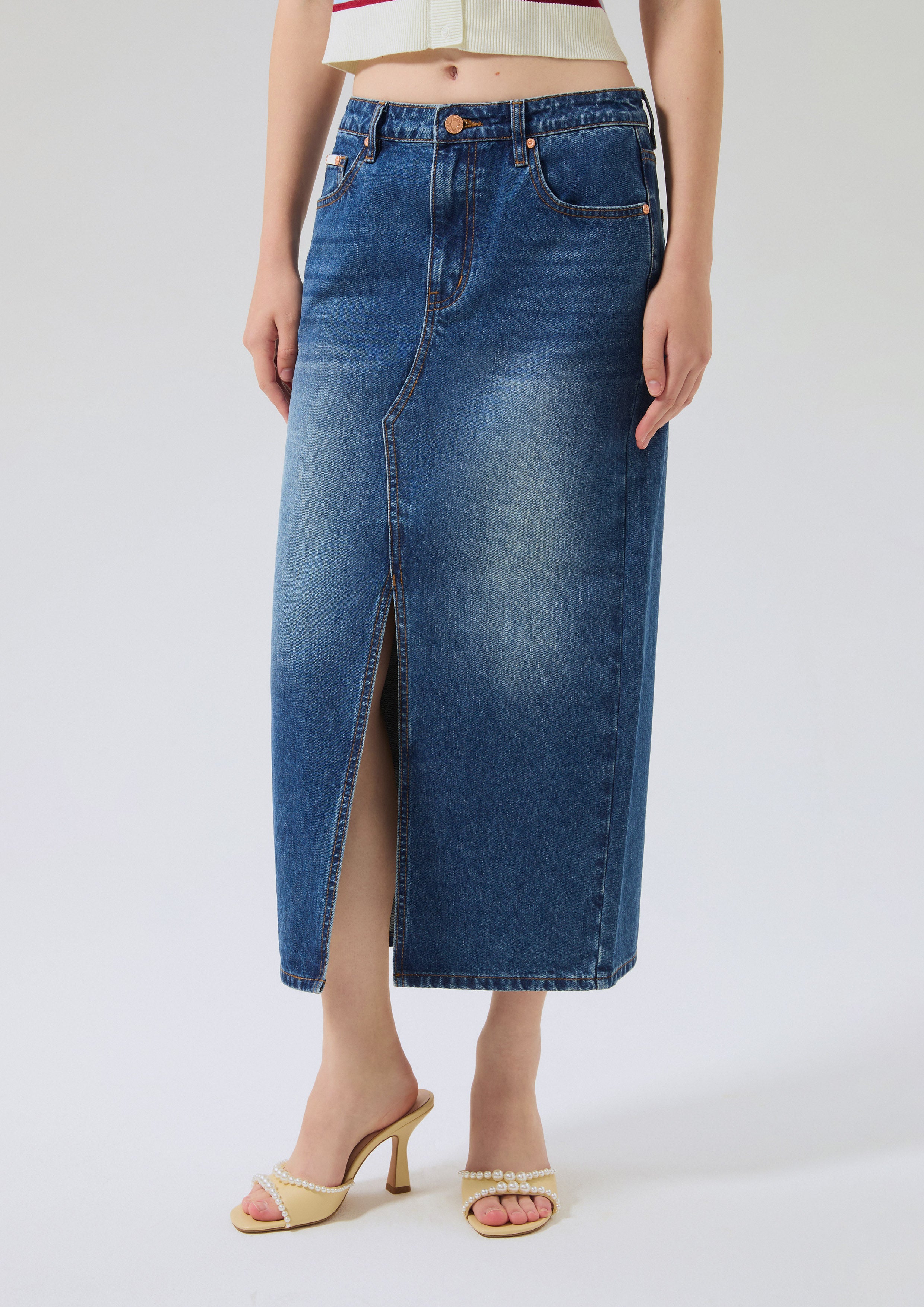 กระโปรงเดนิมเฟดผ่าหน้า คอลเลกชัน Basic Denim