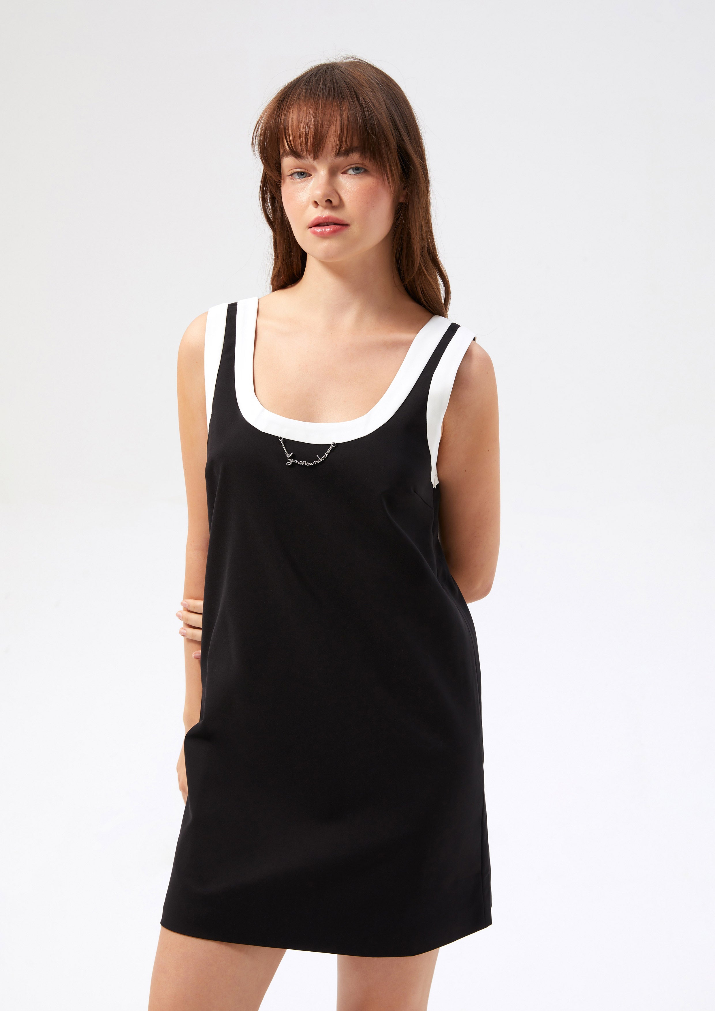 เดรสสั้นขอบคอเสื้อคอนทราสต์ คอลเลกชัน Working on Board