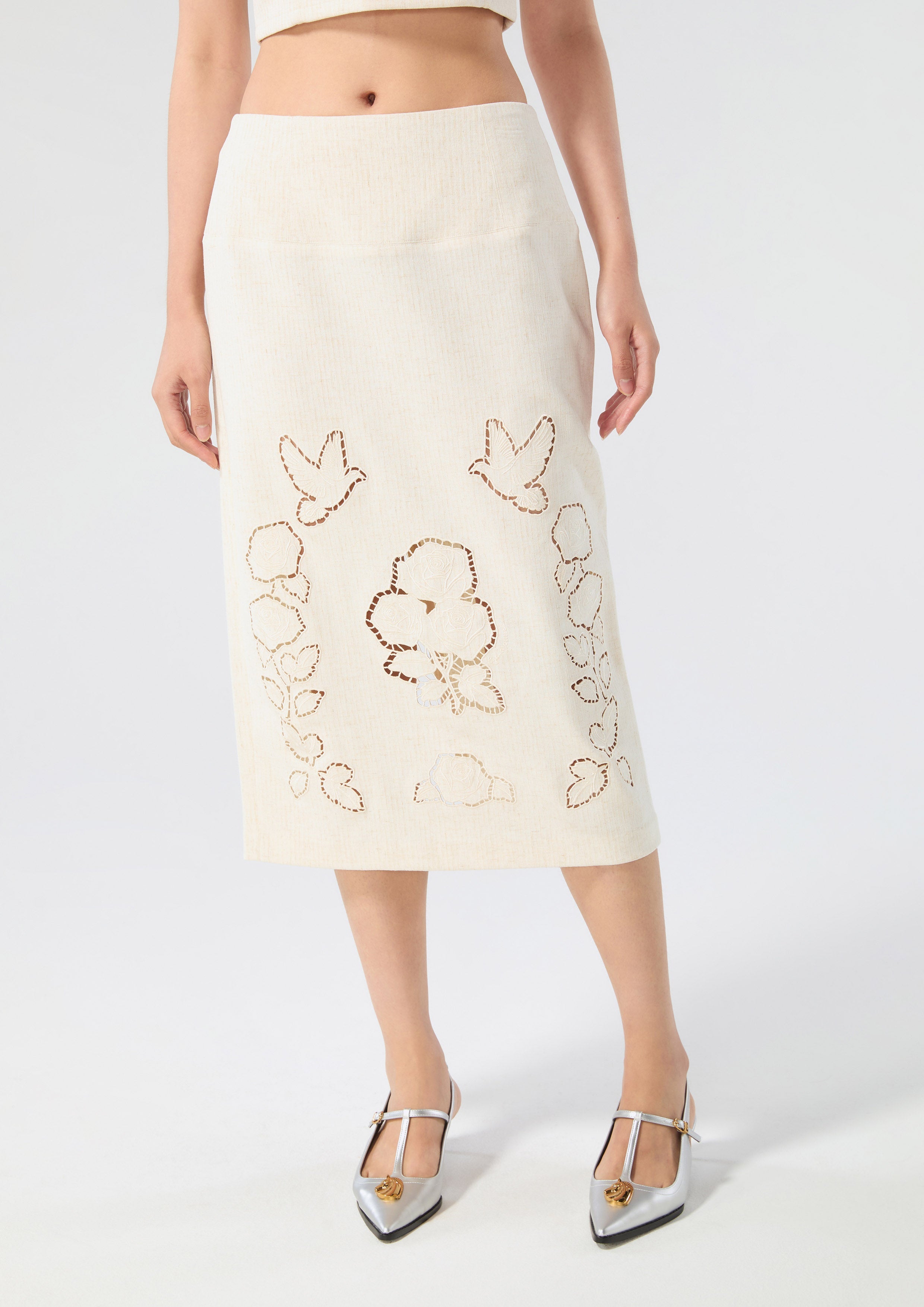 กระโปรงทรงดินสอฉลุลายดอกกุหลาบ คอลเลกชัน Rosewood Fleur