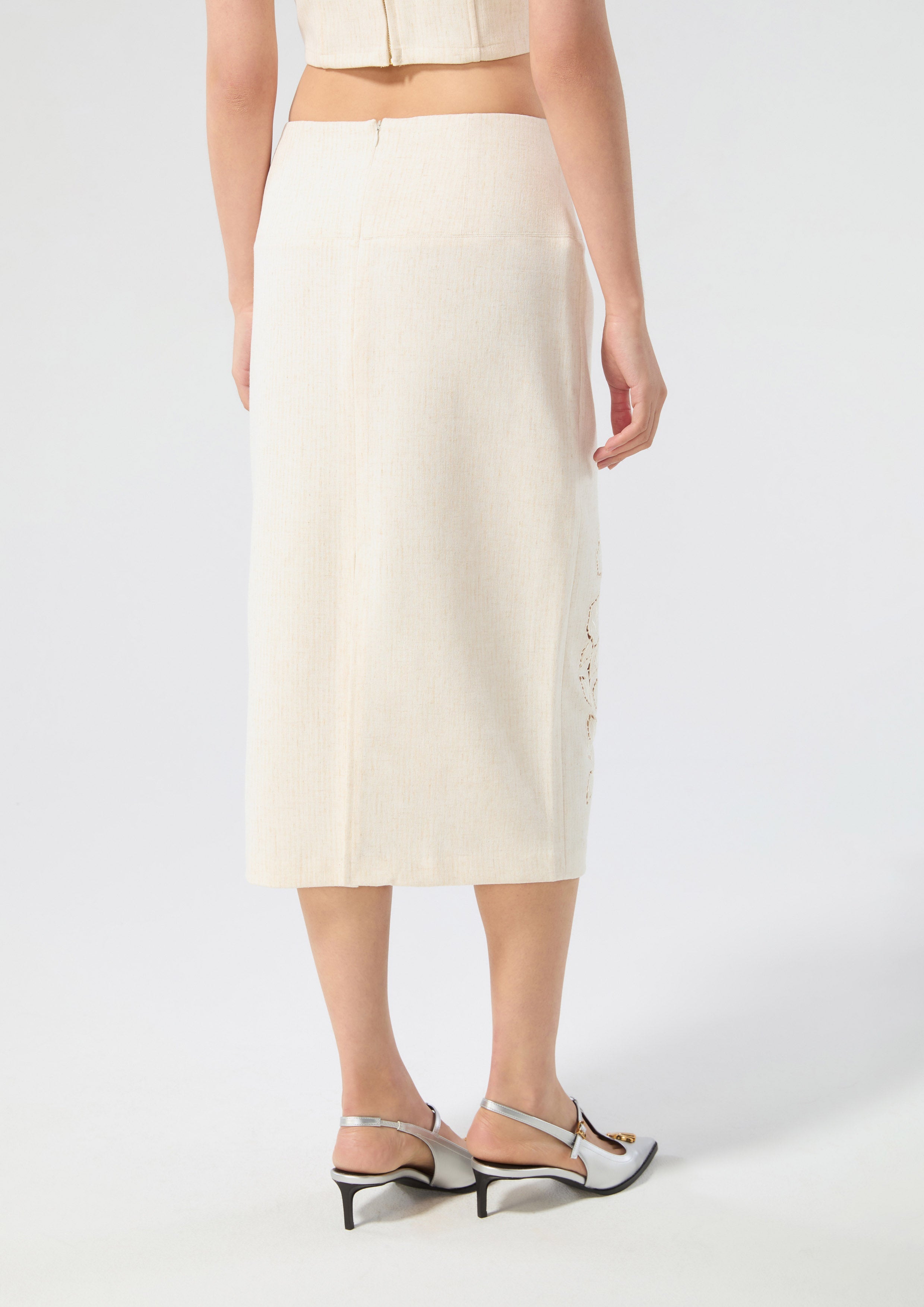 กระโปรงทรงดินสอฉลุลายดอกกุหลาบ คอลเลกชัน Rosewood Fleur