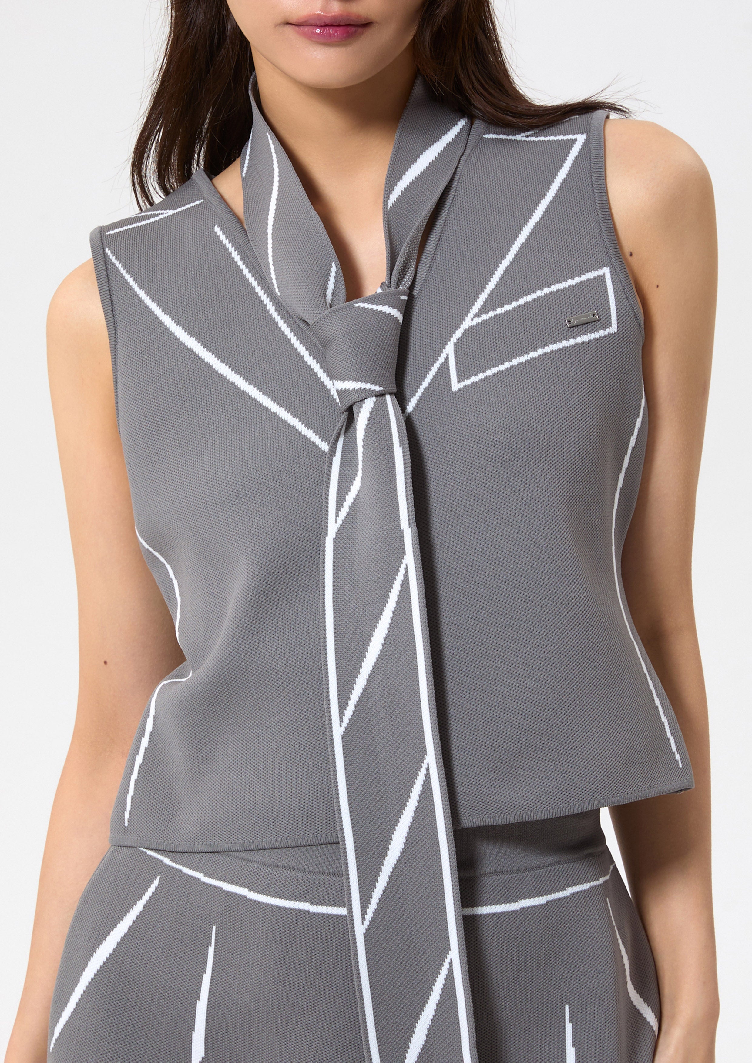 เสื้อนิตแขนกุดพร้อมสายเชือกผูกรอบคอ คอลเลกชัน Working on Board