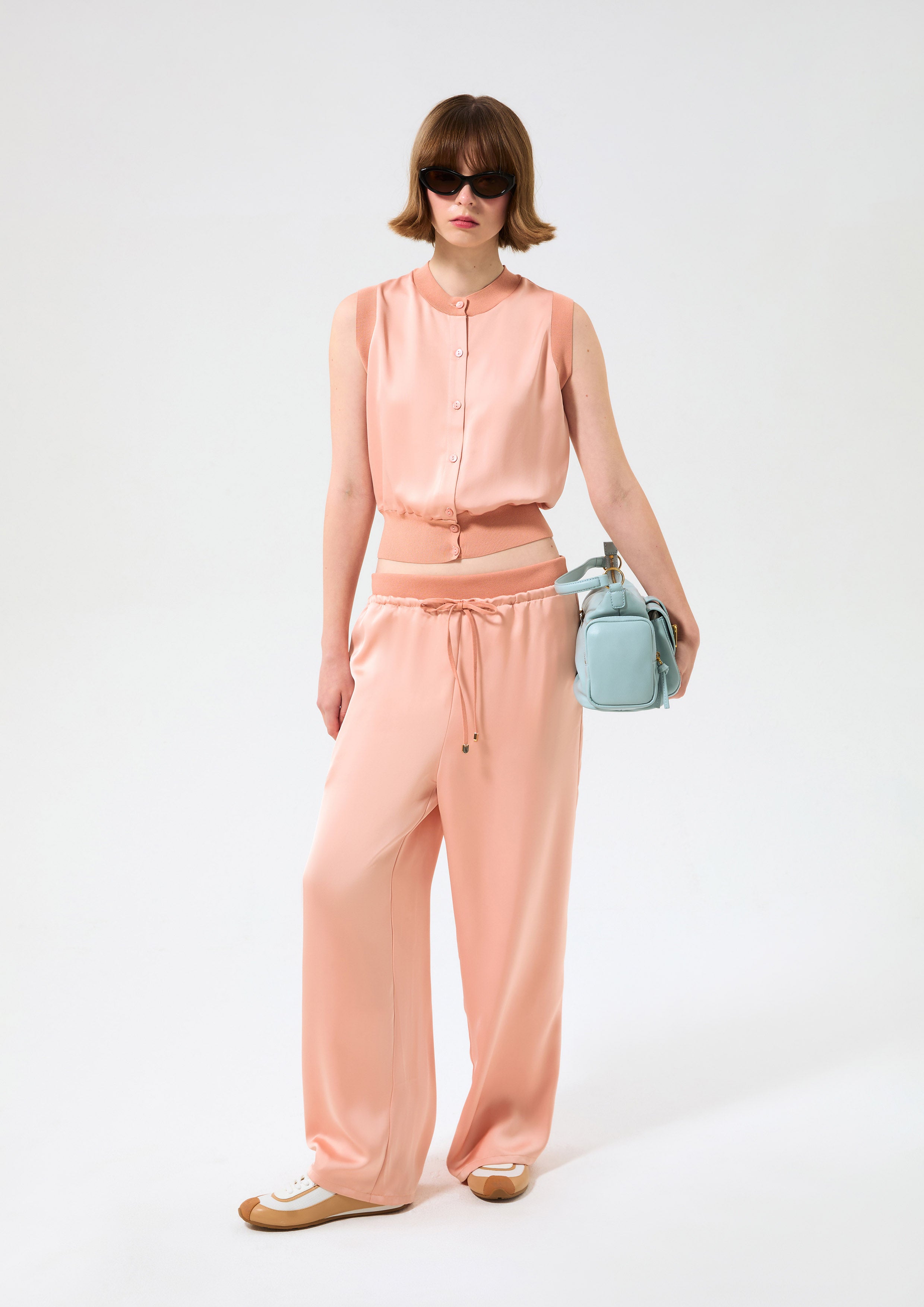 เสื้อครอปซาตินขอบเสื้อผ้าริบ คอลเลกชัน Rodeo Rose