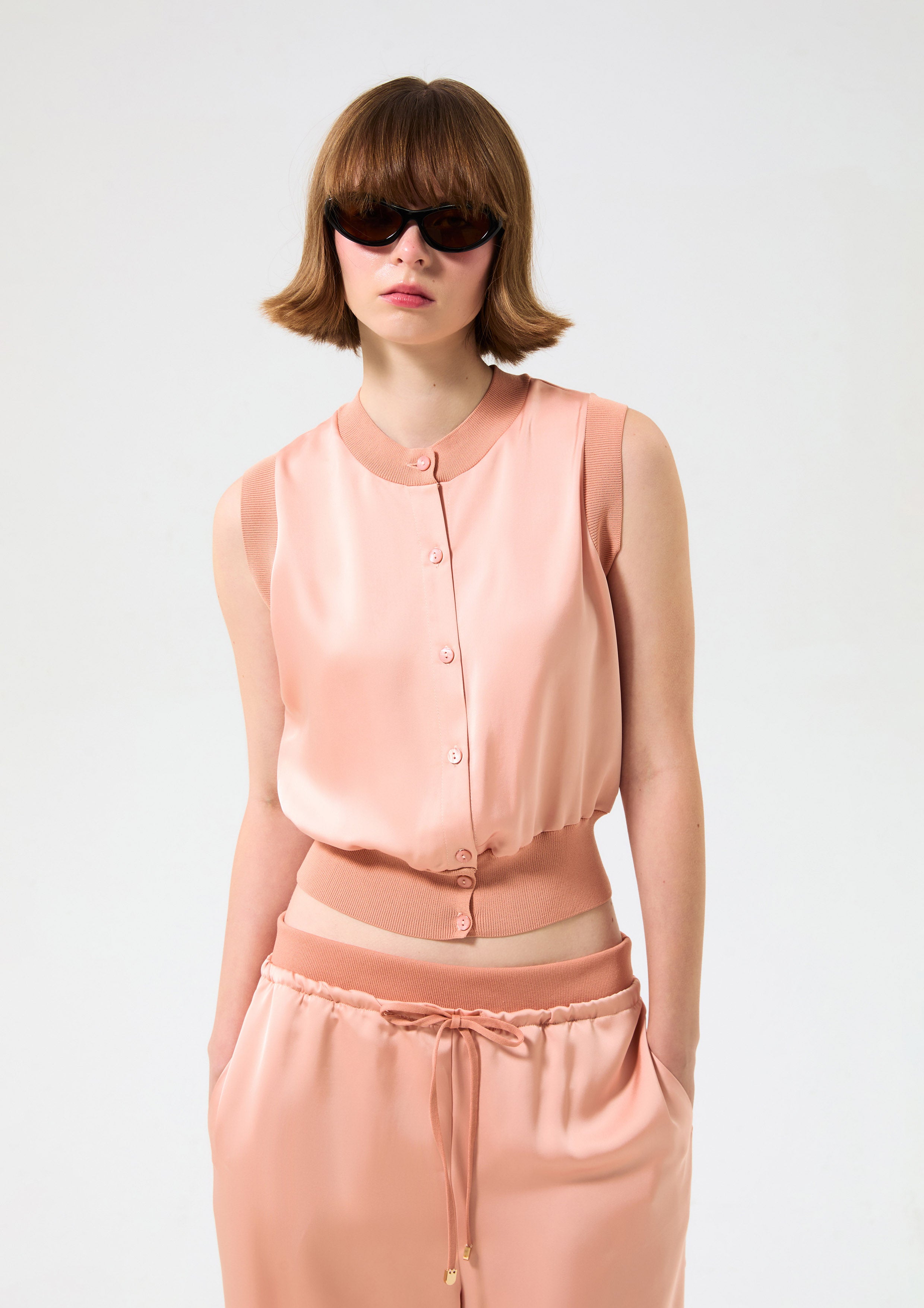 เสื้อครอปซาตินขอบเสื้อผ้าริบ คอลเลกชัน Rodeo Rose