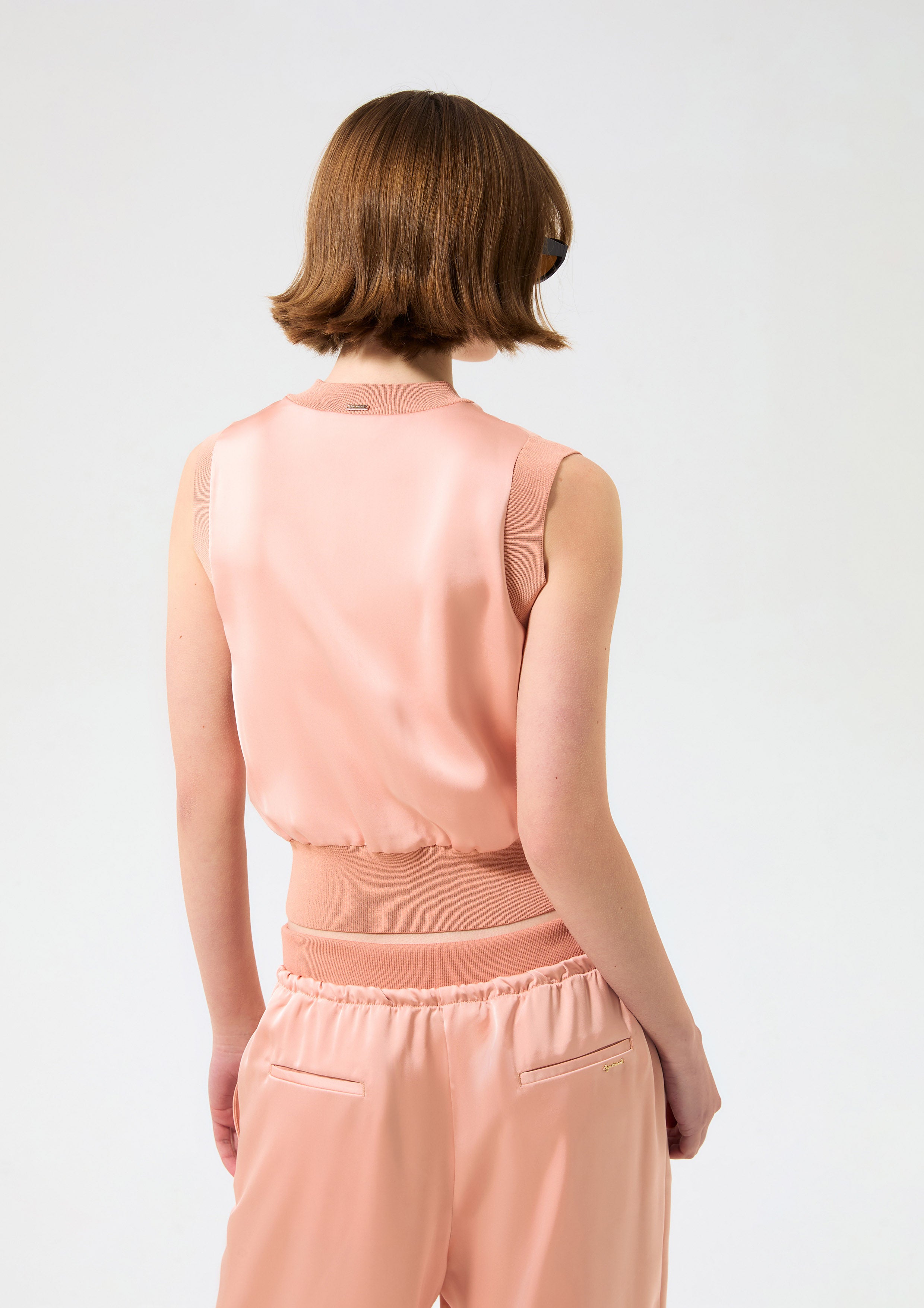 เสื้อครอปซาตินขอบเสื้อผ้าริบ คอลเลกชัน Rodeo Rose