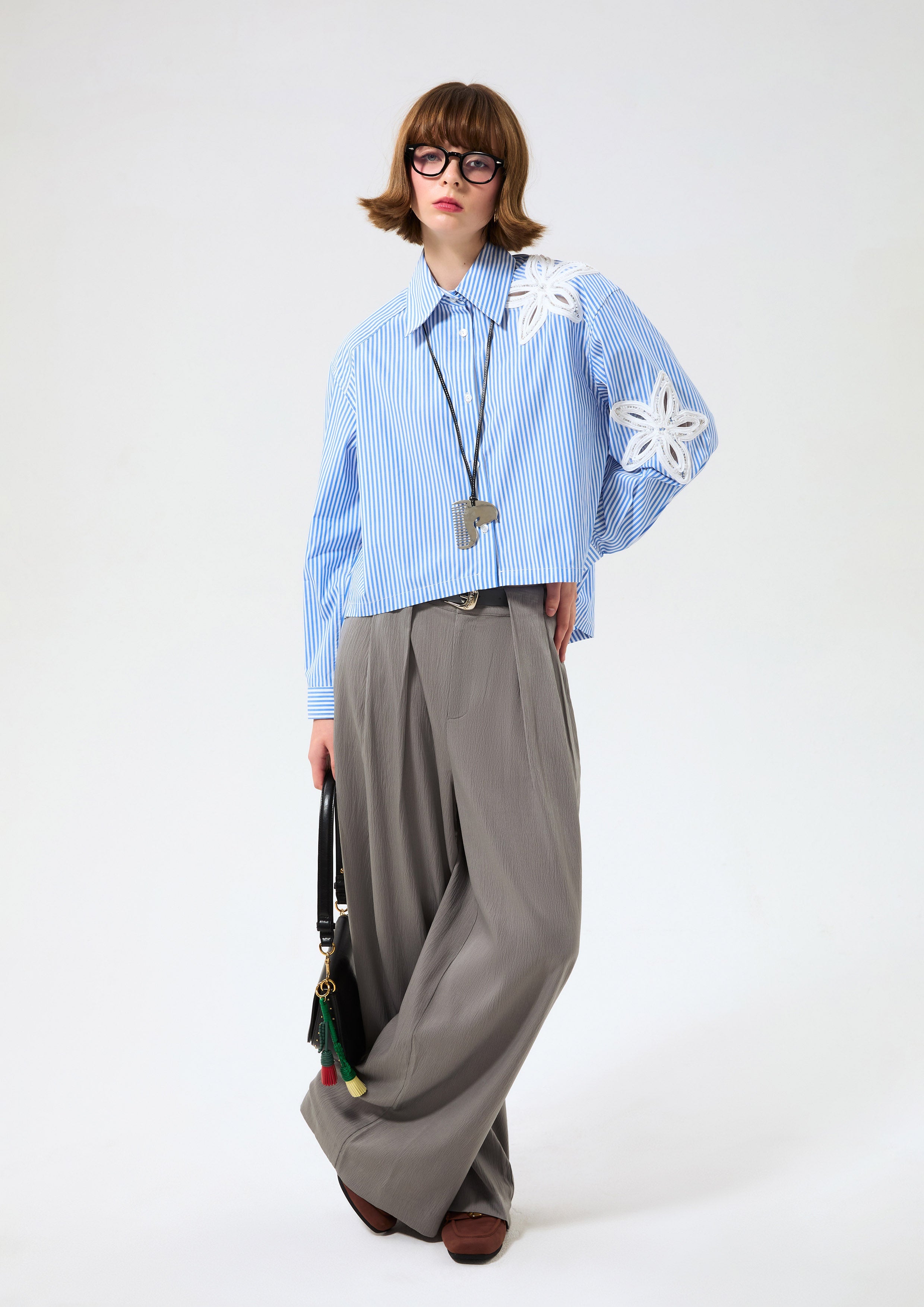 เสื้อเชิ้ตครอปลายทางฉลุลายดอกไม้ คอลเลกชัน Cruise to the Full Bloom