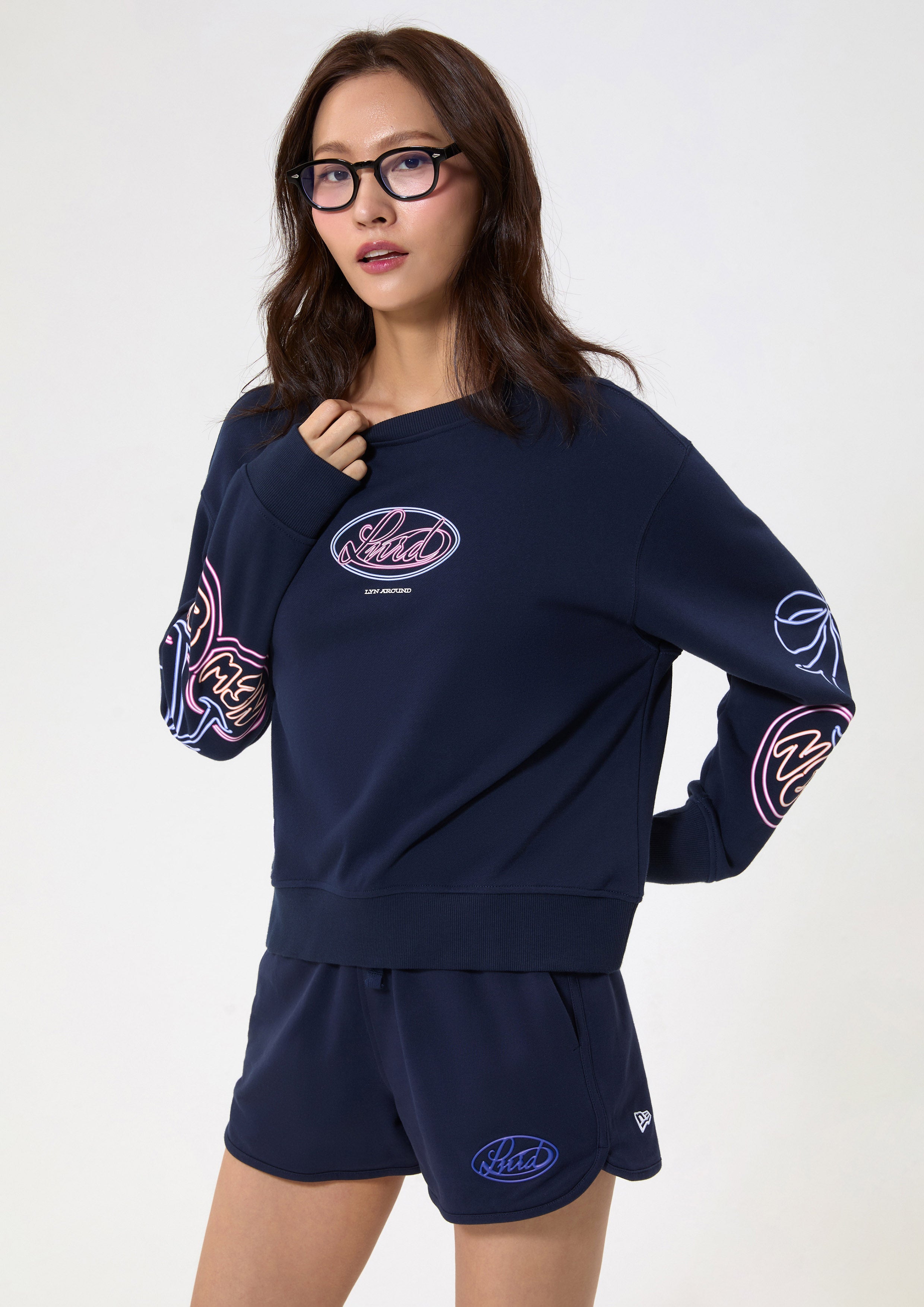 เสื้อพูลโอเวอร์แขนยาวปักโลโก้นีออน คอลเลกชัน LA x New Era