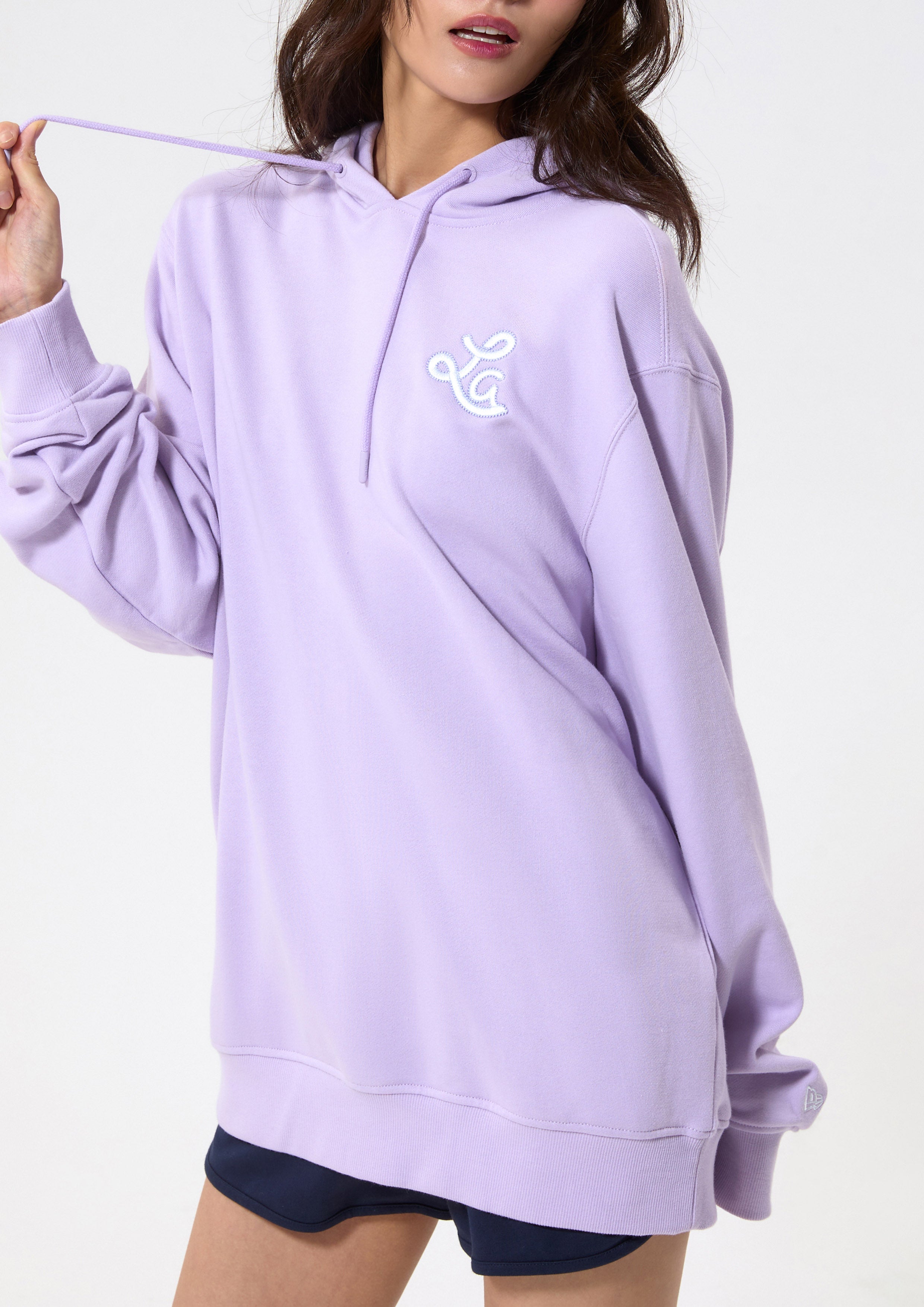 เสื้อพูลโอเวอร์แต่งฮู้ดปักโลโก้ คอลเลกชัน LA x New Era