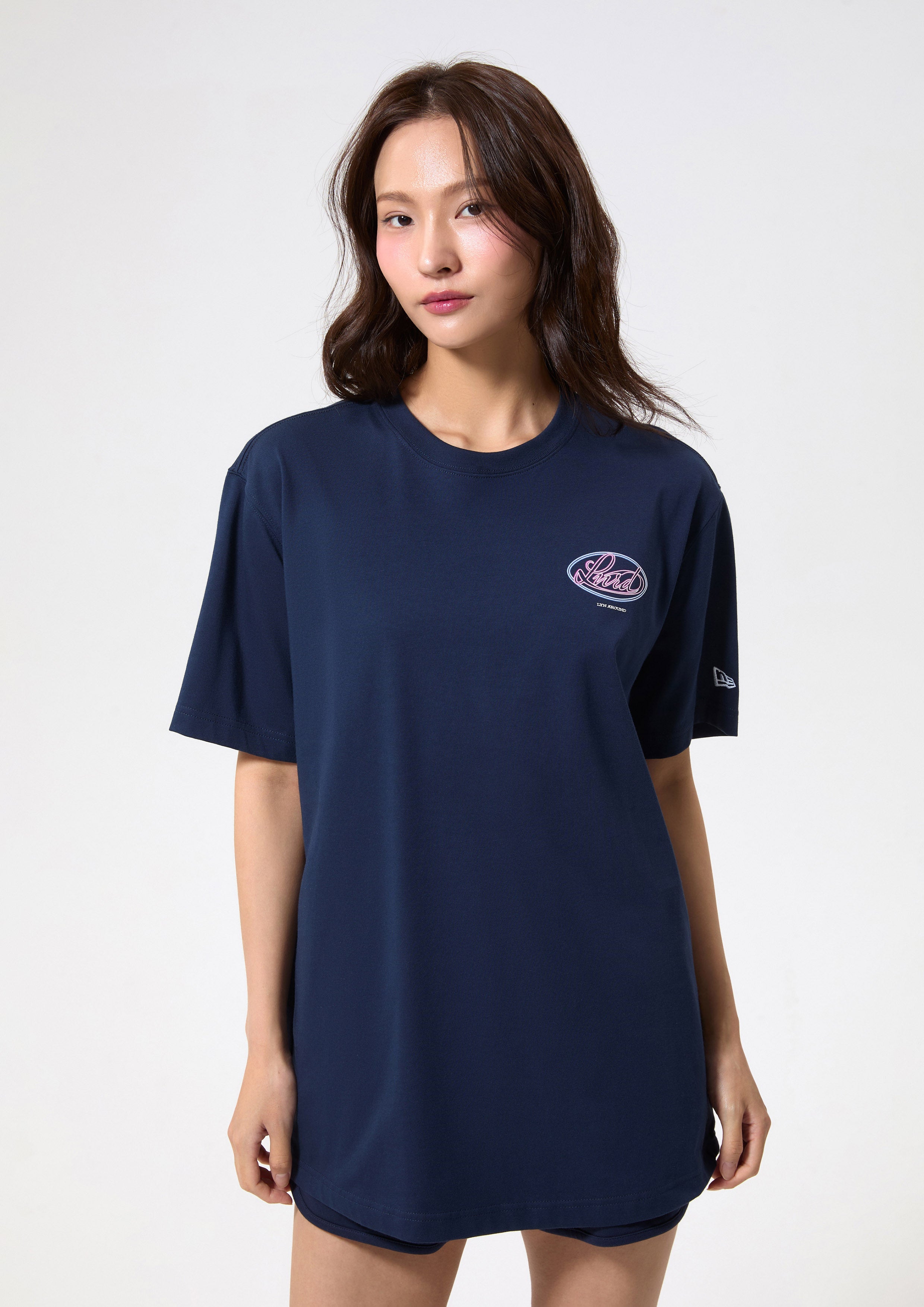 เสื้อยืดโอเวอร์ไซส์พิมพ์ลายโลโก้นีออน คอลเลกชัน LA x New Era