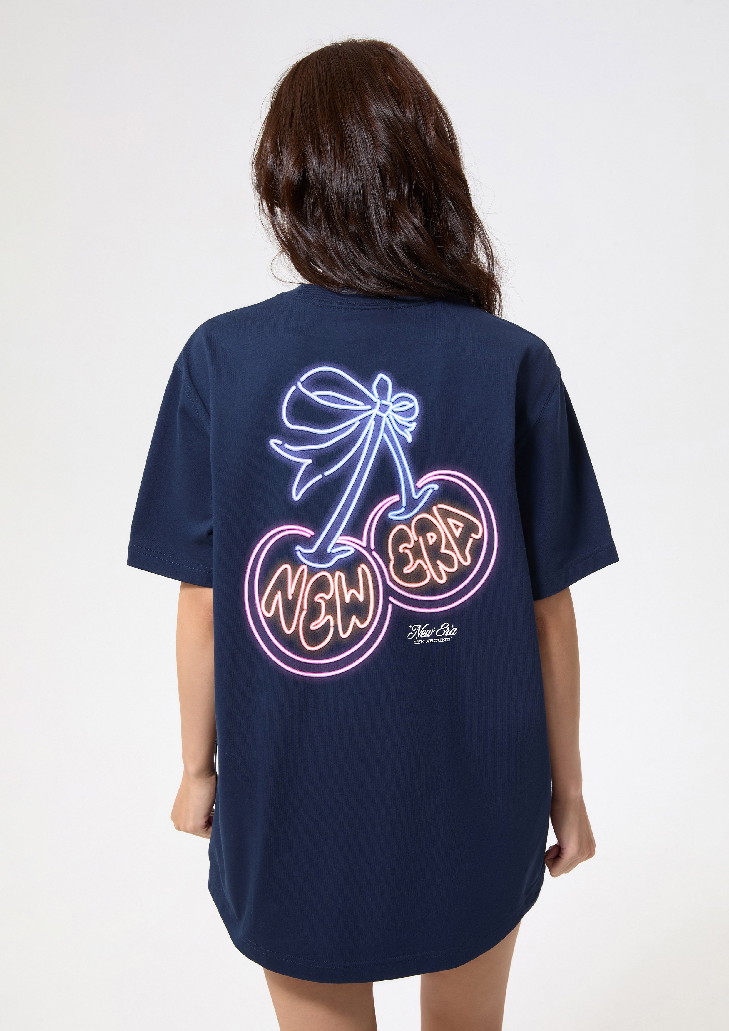 เสื้อยืดโอเวอร์ไซส์พิมพ์ลายโลโก้นีออน คอลเลกชัน LA x New Era