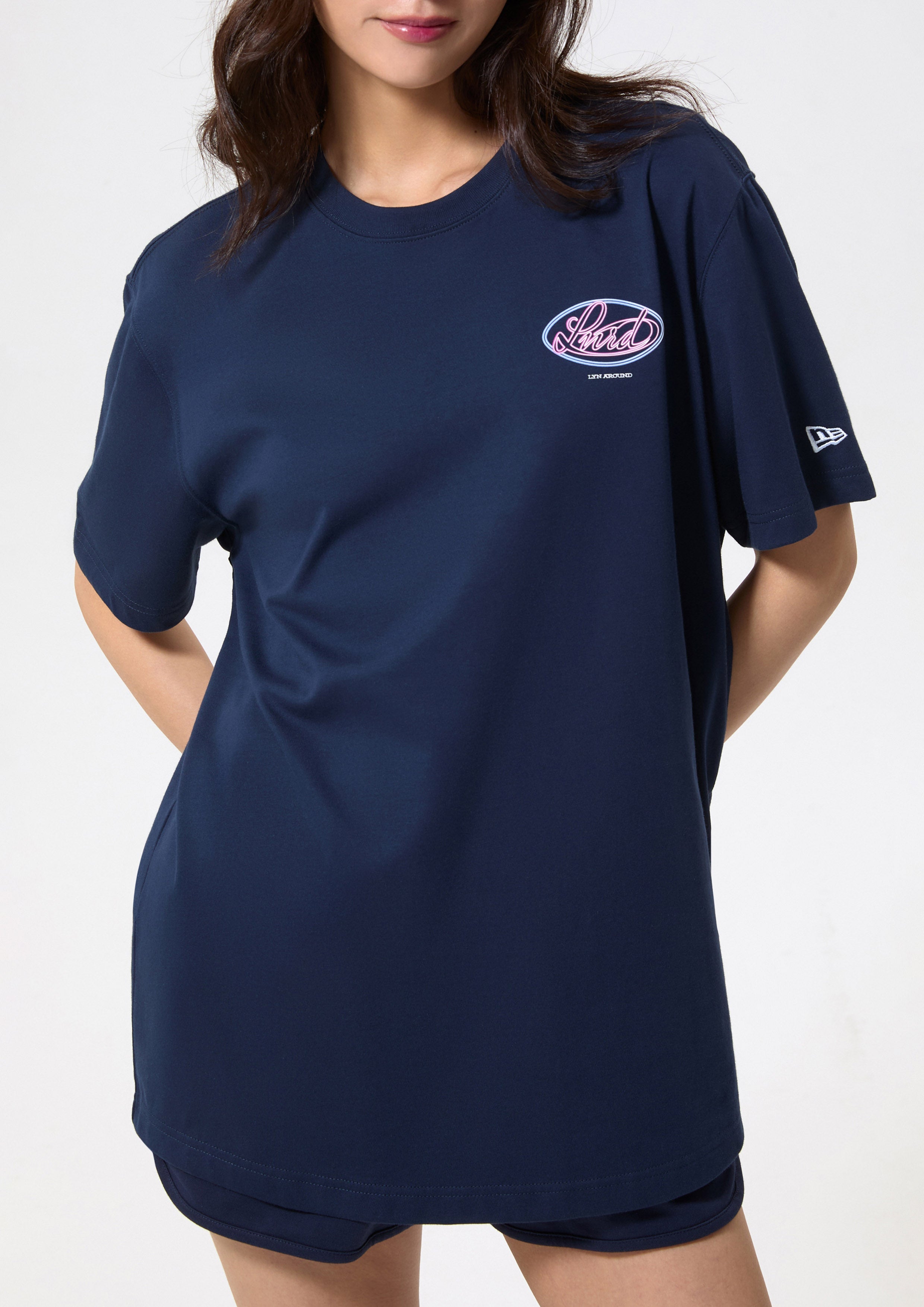 เสื้อยืดโอเวอร์ไซส์พิมพ์ลายโลโก้นีออน คอลเลกชัน LA x New Era