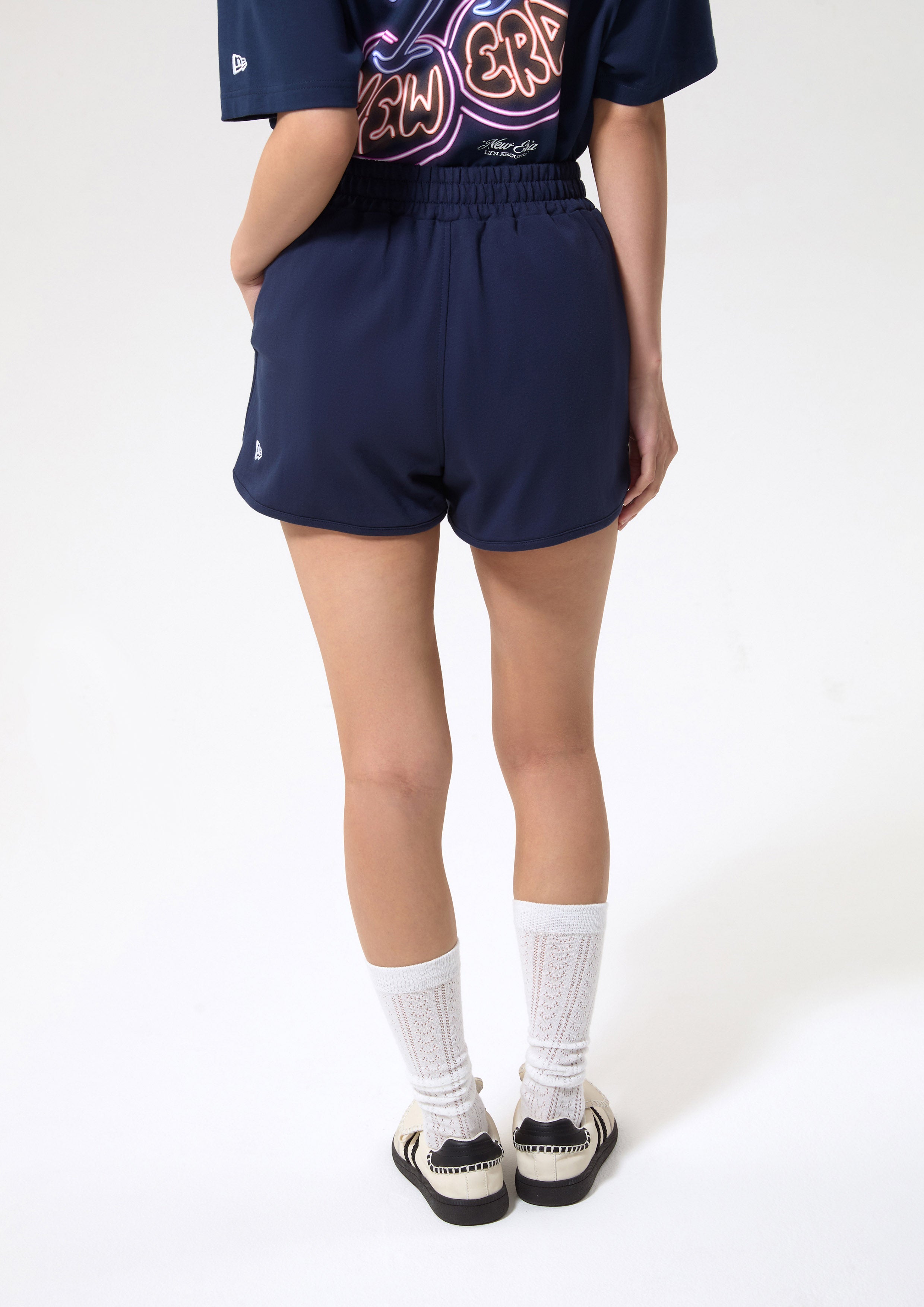 กางเกงขาสั้นปักโลโก้ คอลเลกชัน LA x New Era